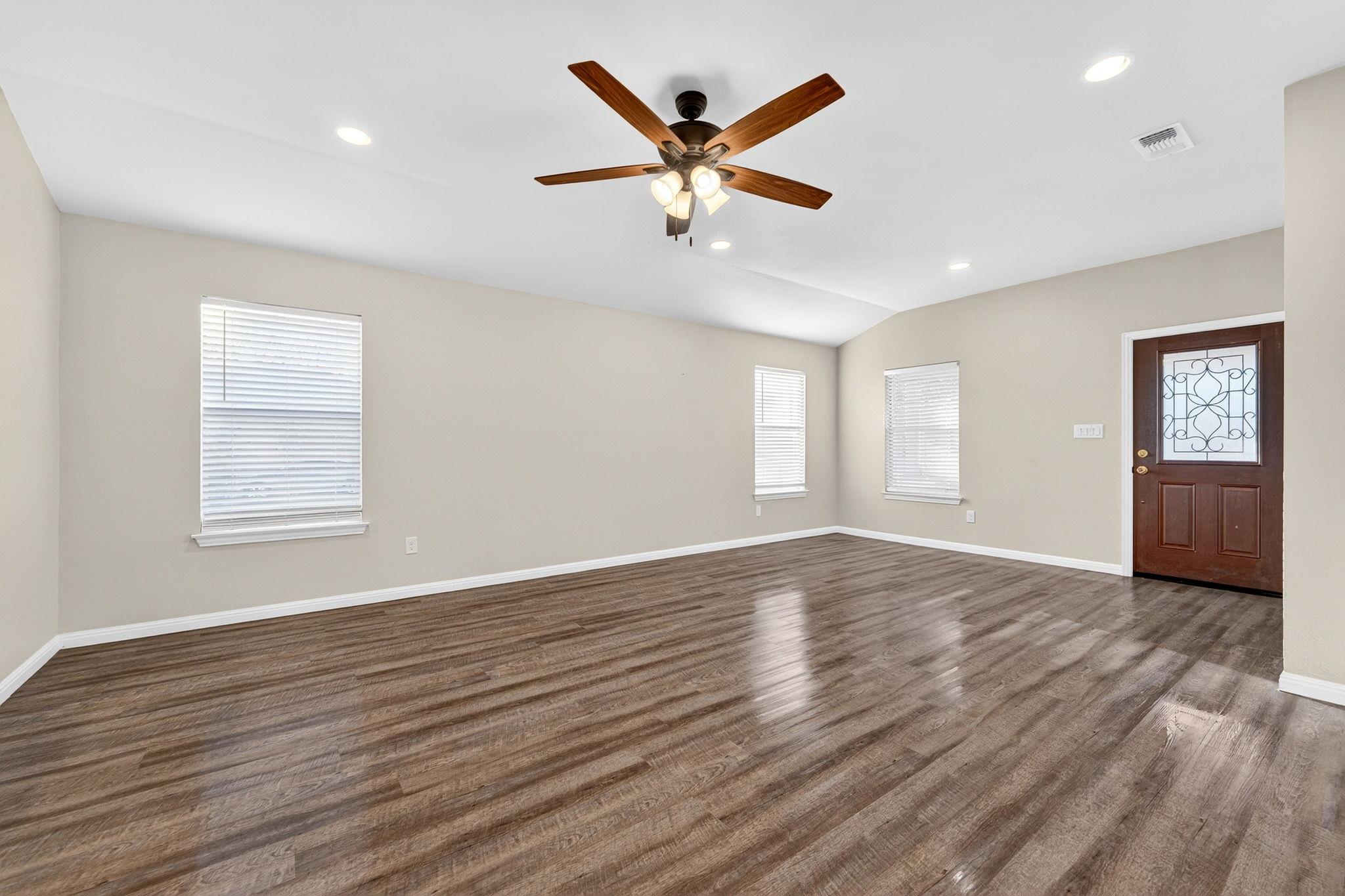 129 Salado Dr, Kyle, TX 78640