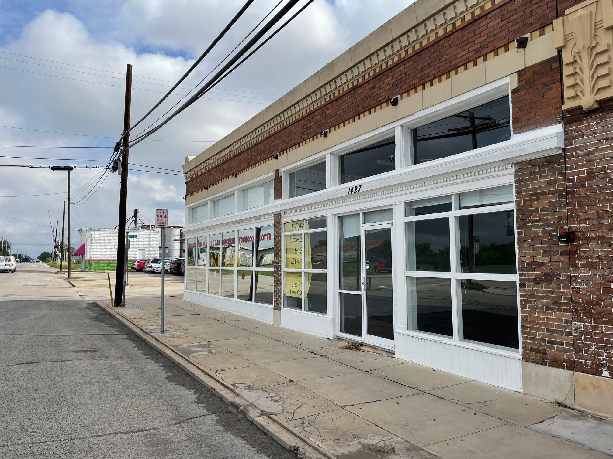 1427 N Austin St, Seguin, TX 78155