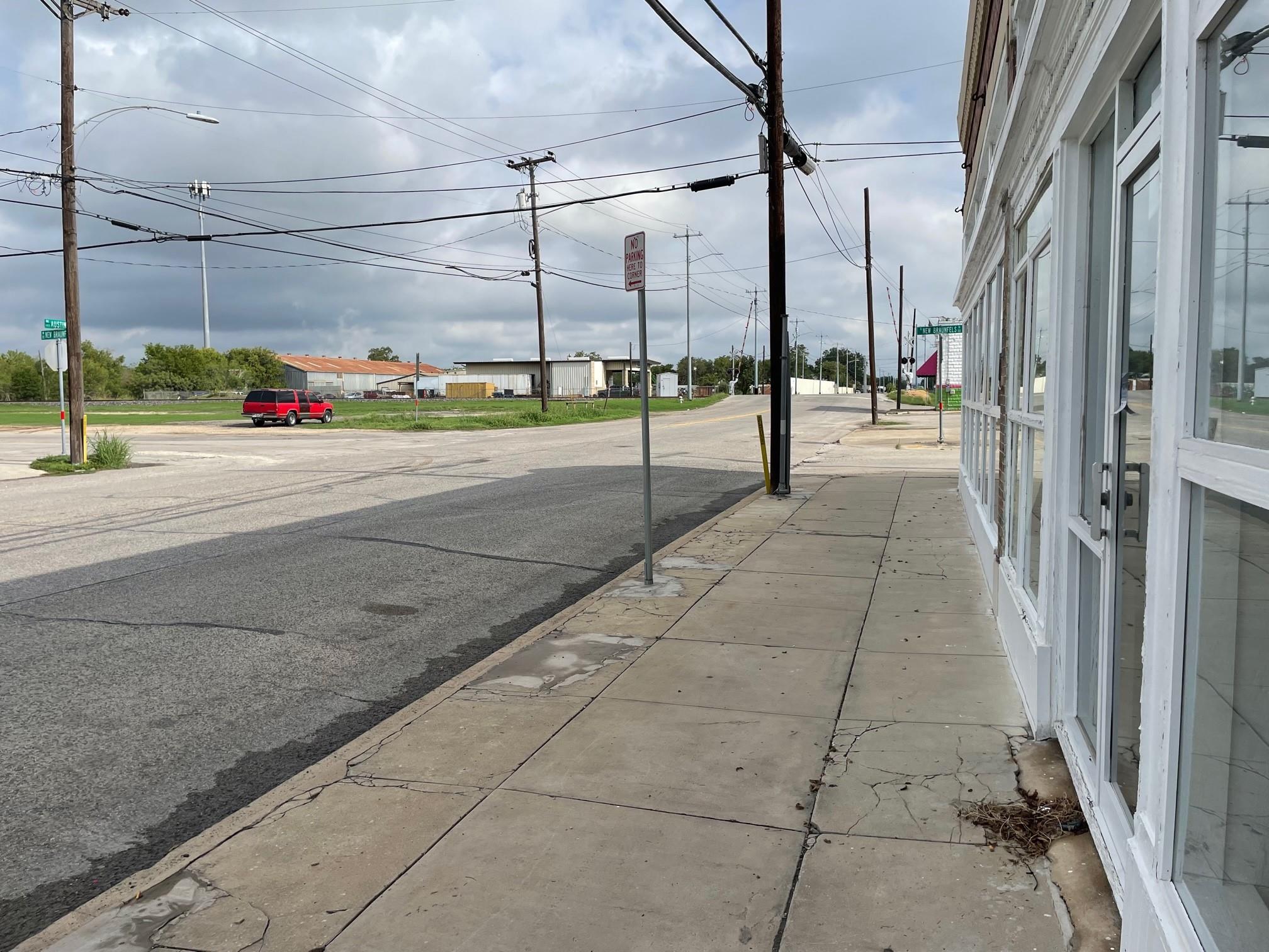 1427 N Austin St, Seguin, TX 78155