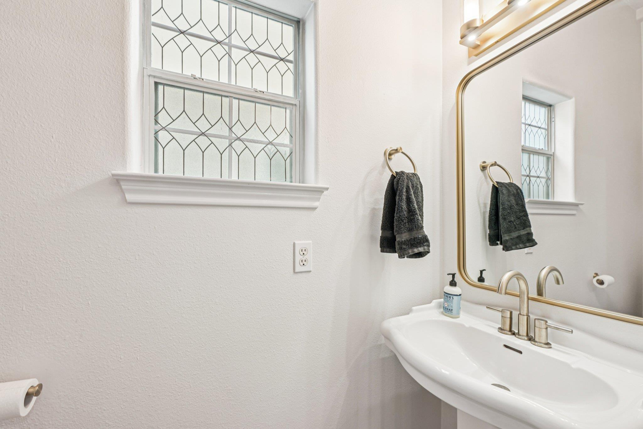 5736 Petty St, Houston, TX 77007