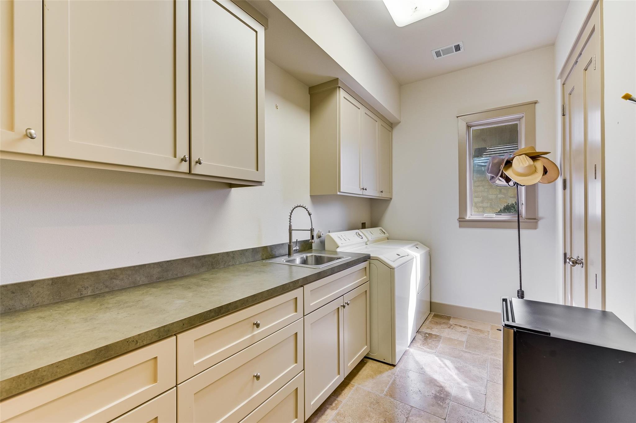 27107 Waterfall Hill Pkwy, Spicewood, TX 78669