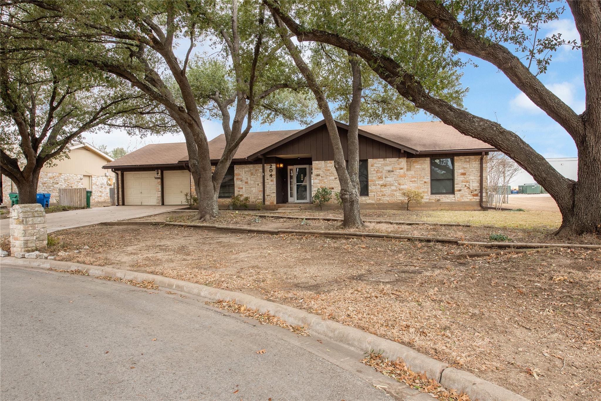 204 Drake Ln, Taylor, TX 76574