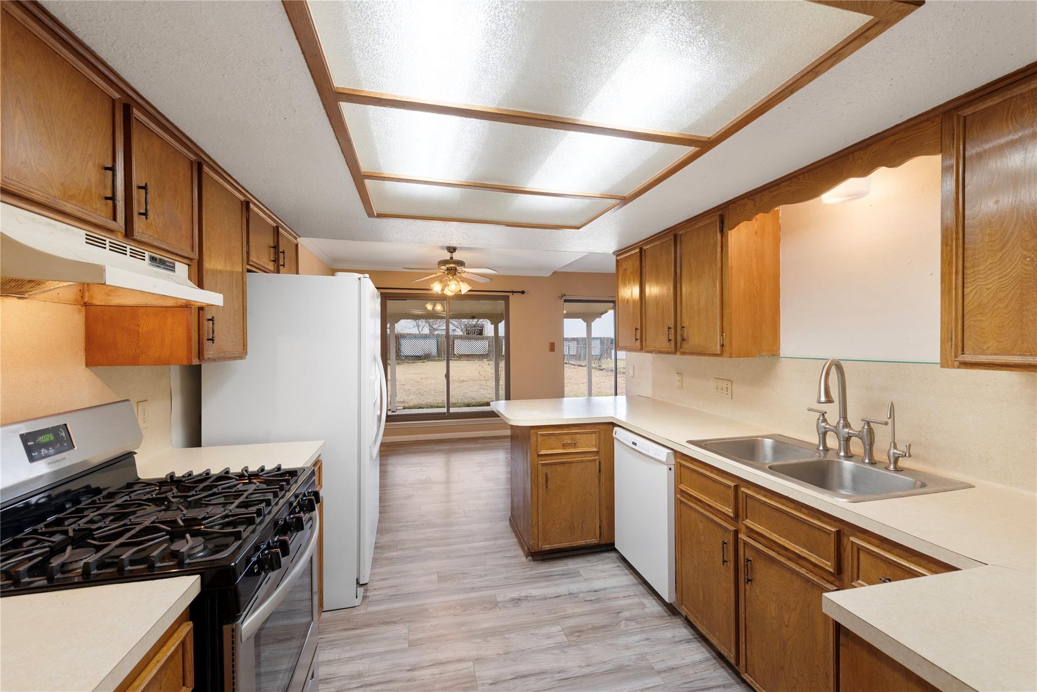 204 Drake Ln, Taylor, TX 76574