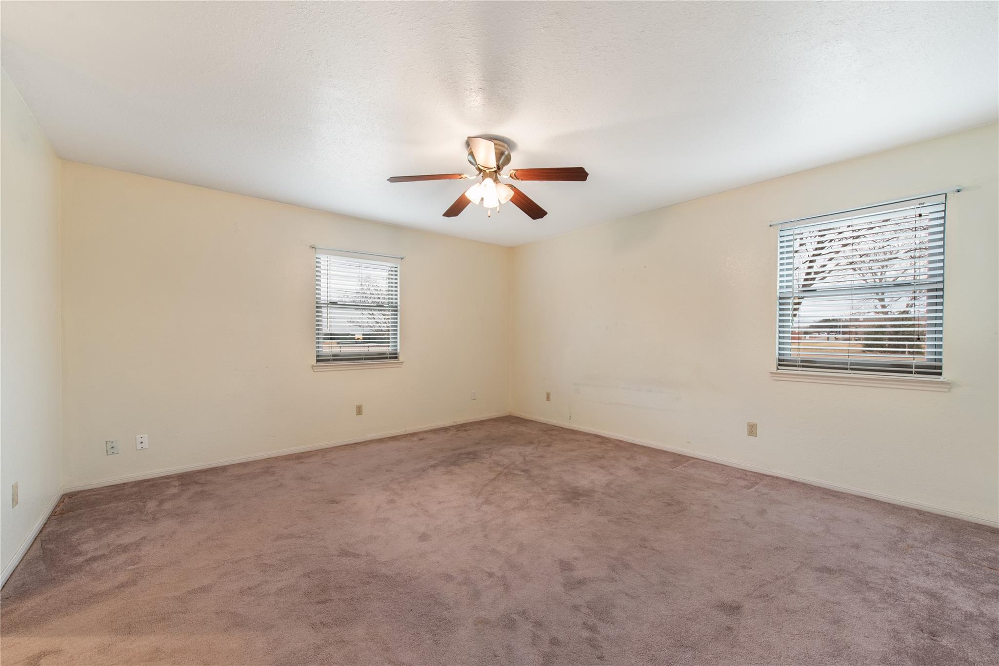 204 Drake Ln, Taylor, TX 76574