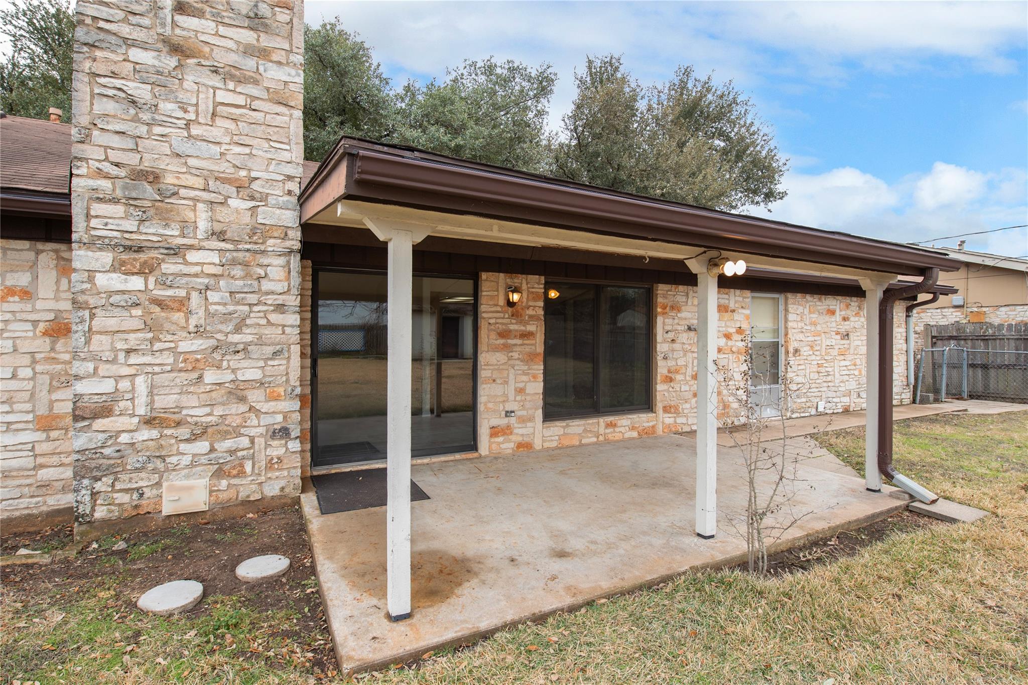 204 Drake Ln, Taylor, TX 76574