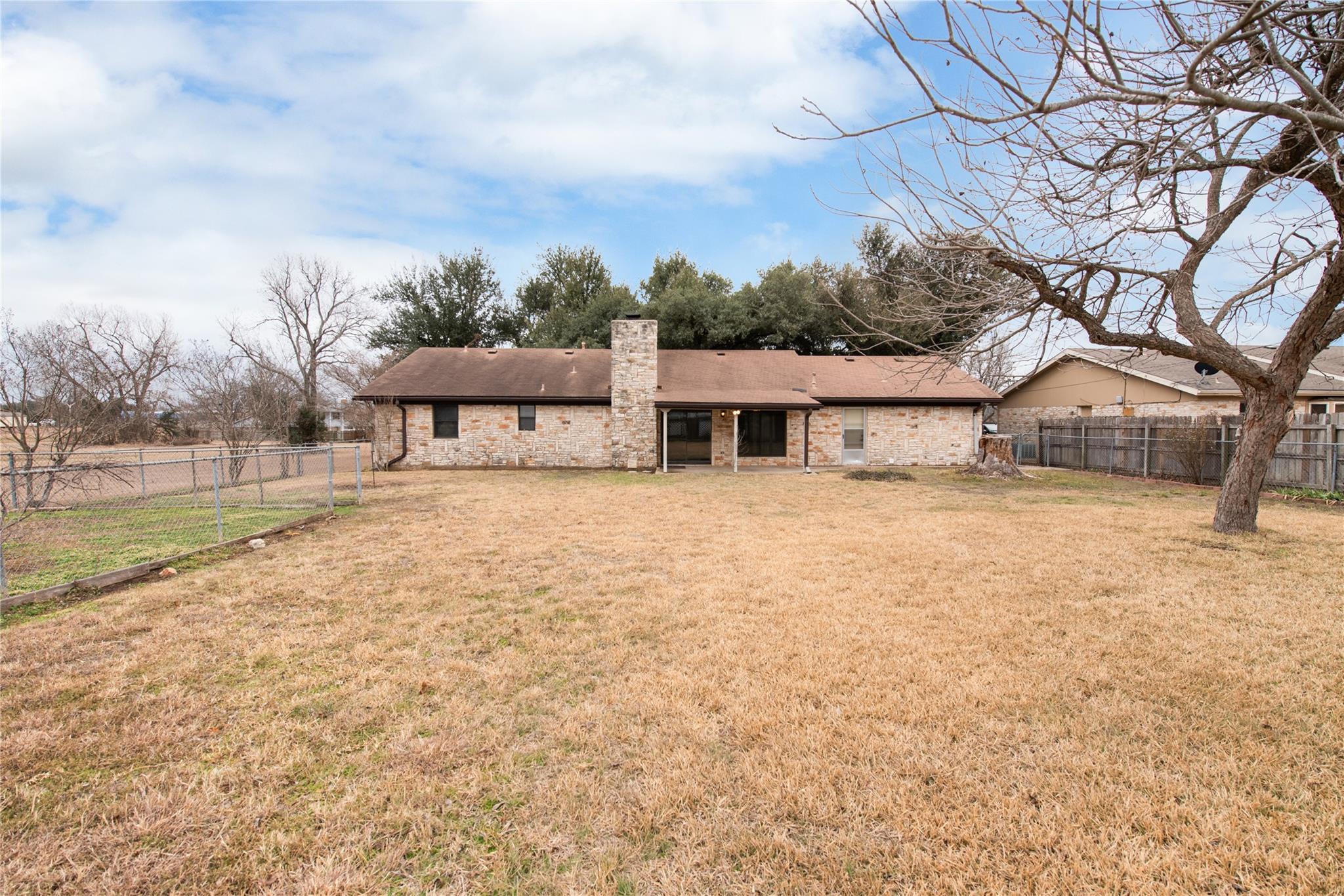 204 Drake Ln, Taylor, TX 76574
