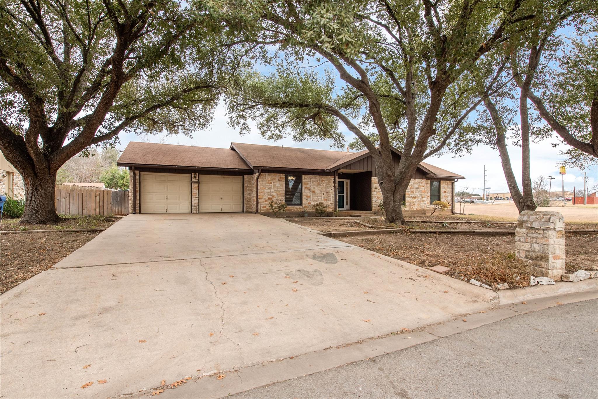 204 Drake Ln, Taylor, TX 76574