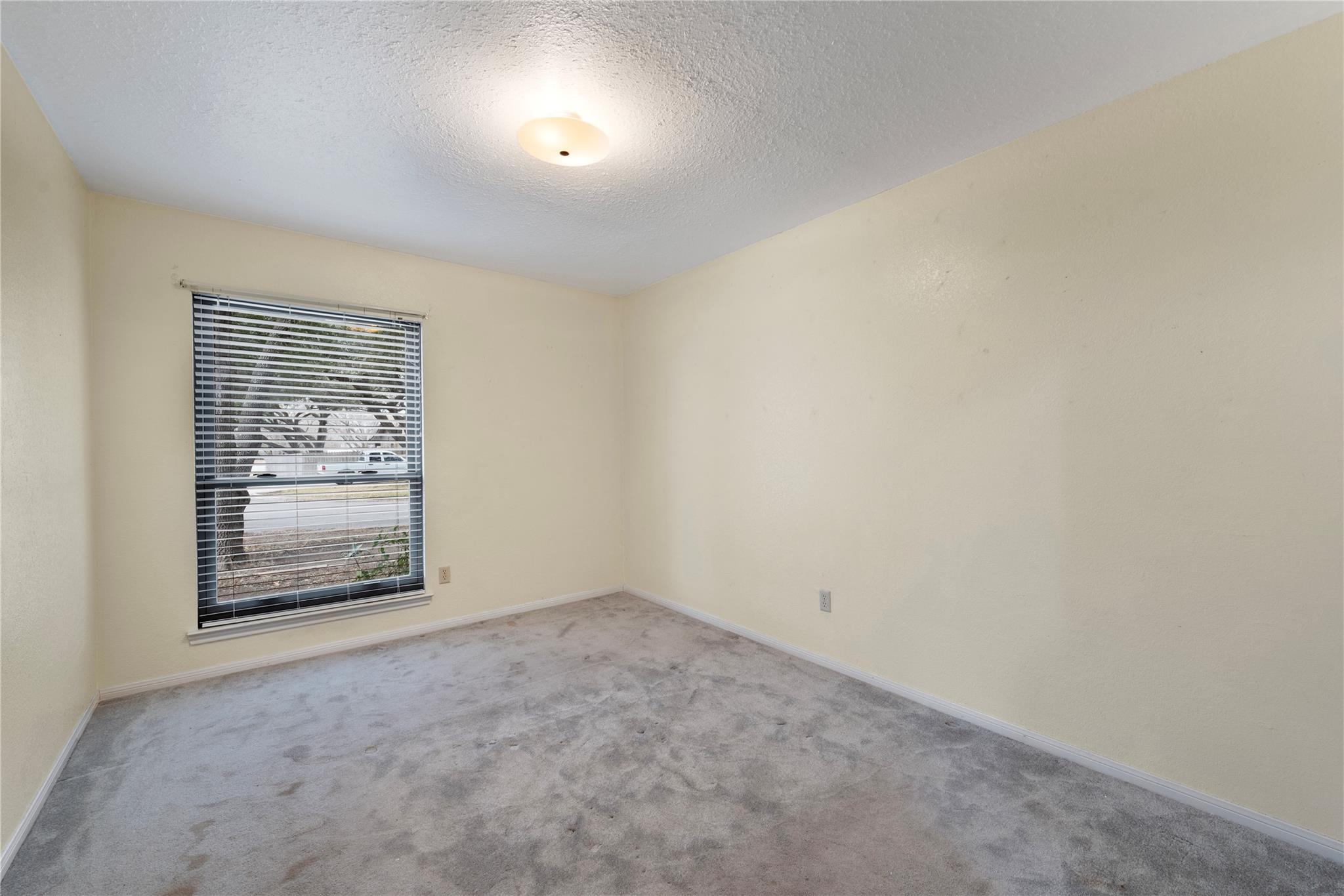 204 Drake Ln, Taylor, TX 76574