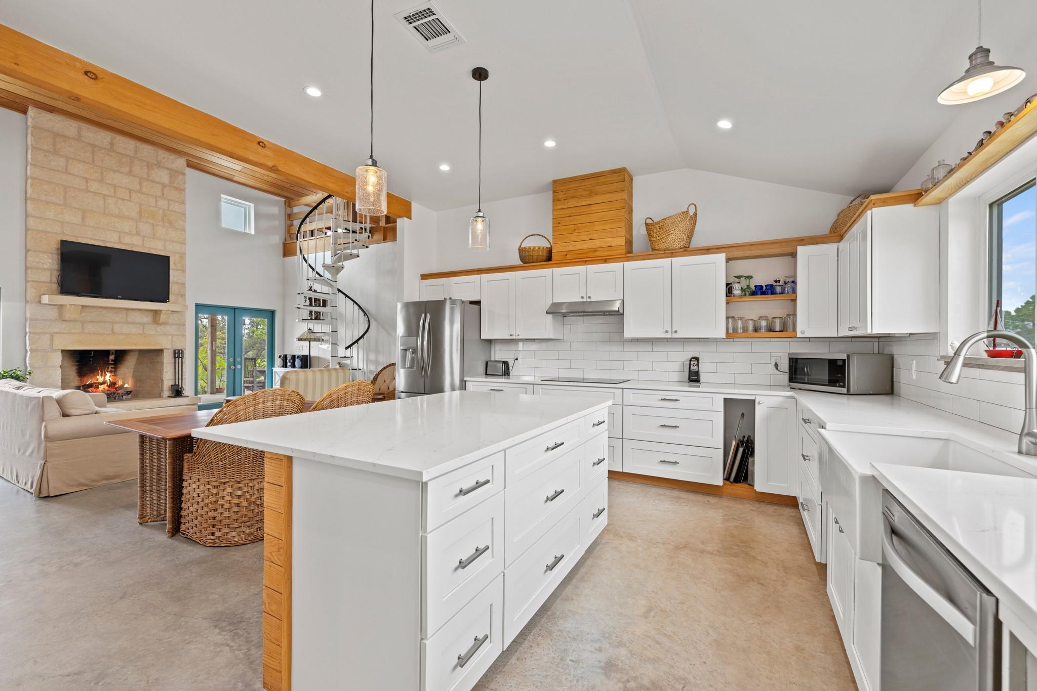 456 Colt Valley Rd, Fredericksburg, TX 78624