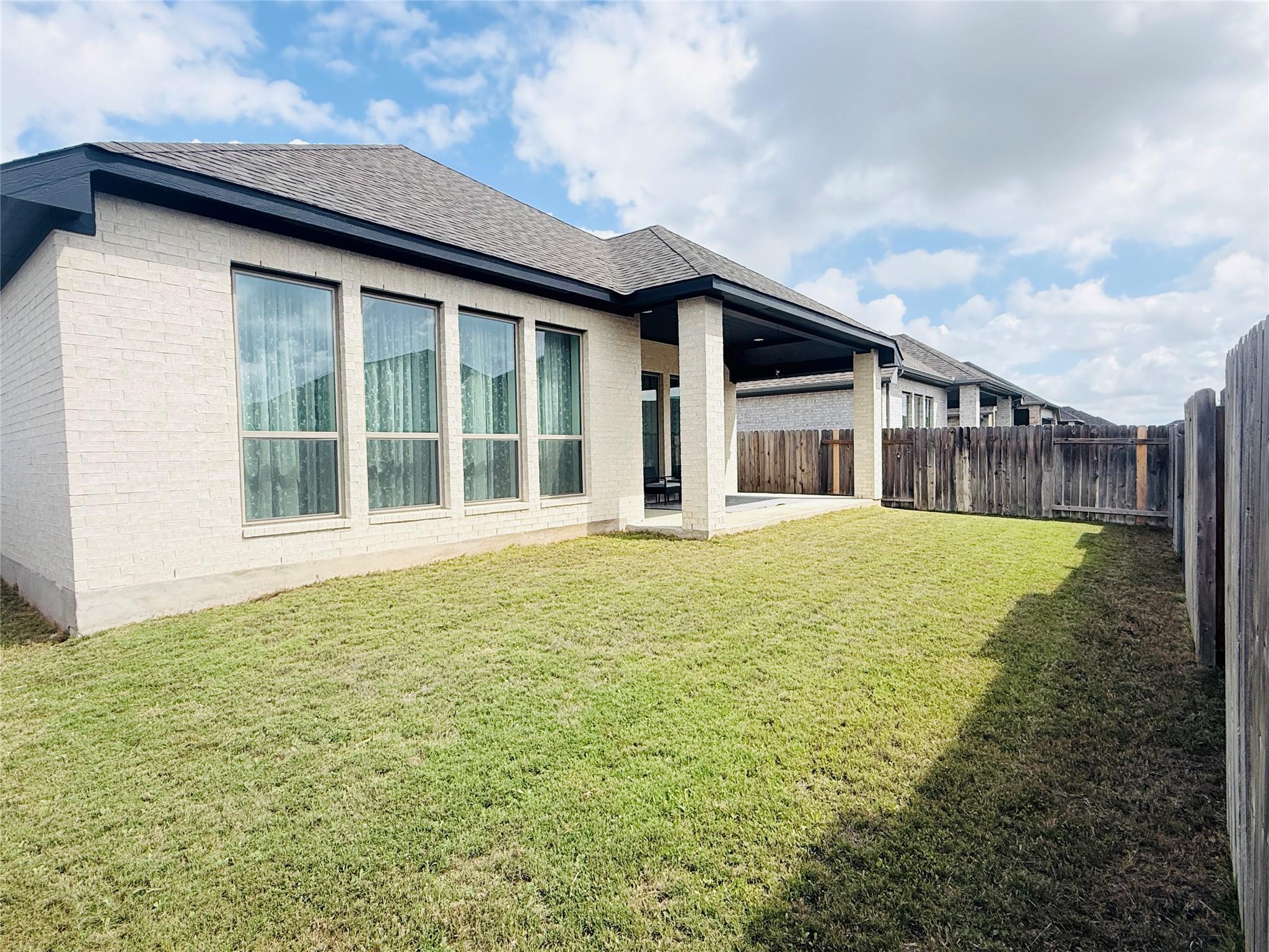 185 King Haakon Bay Dr, Kyle, TX 78640