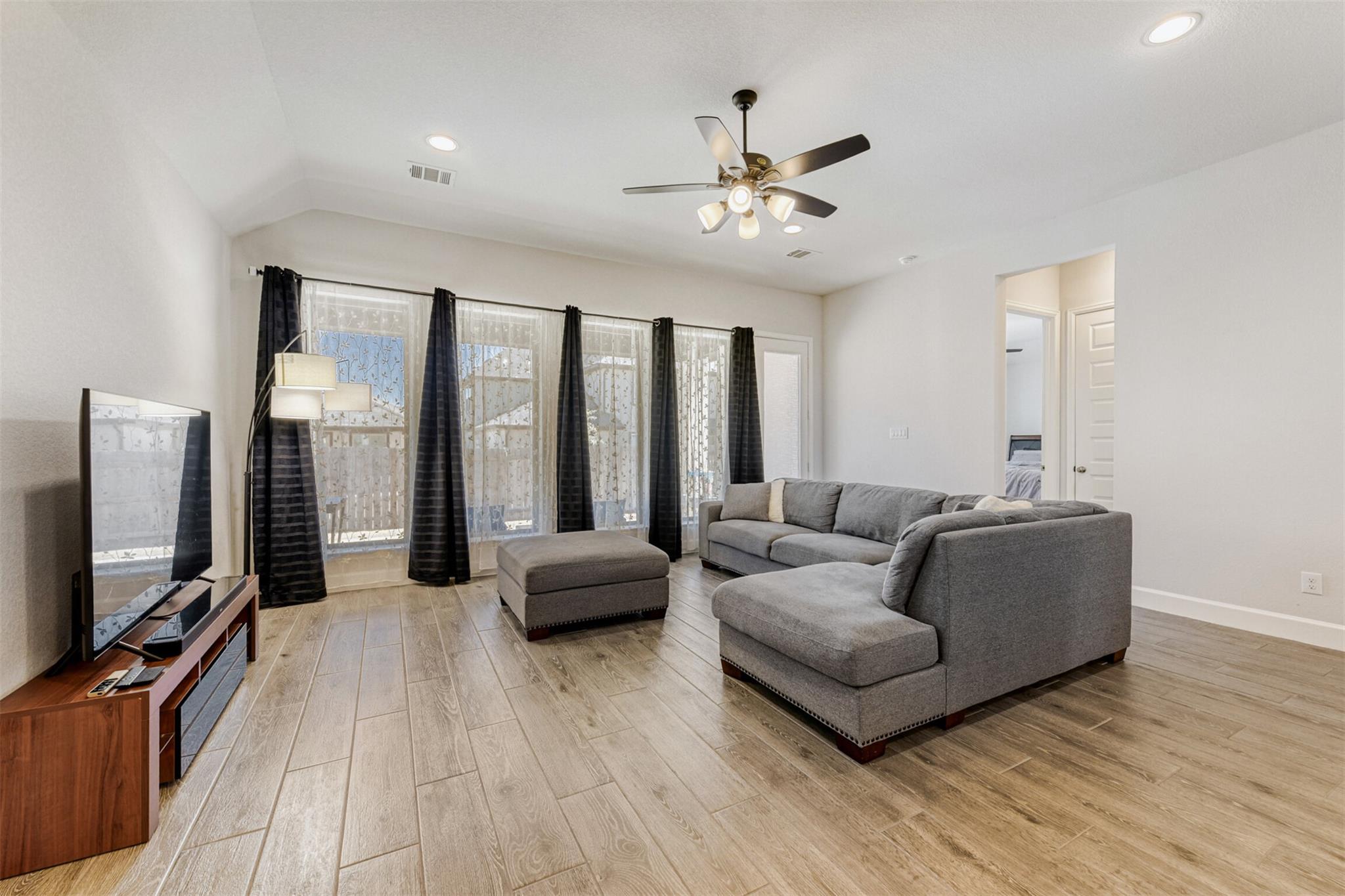 185 King Haakon Bay Dr, Kyle, TX 78640