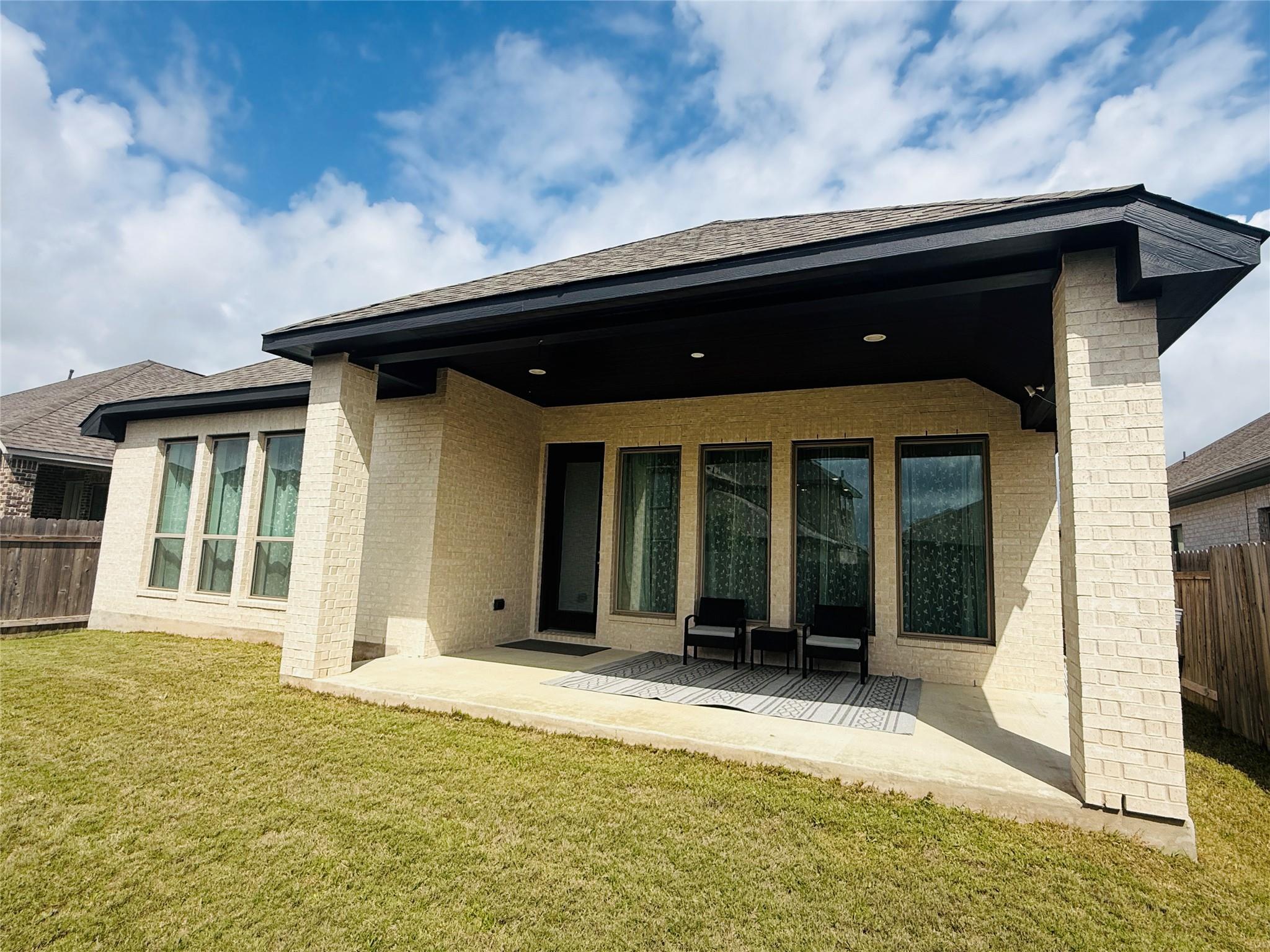 185 King Haakon Bay Dr, Kyle, TX 78640