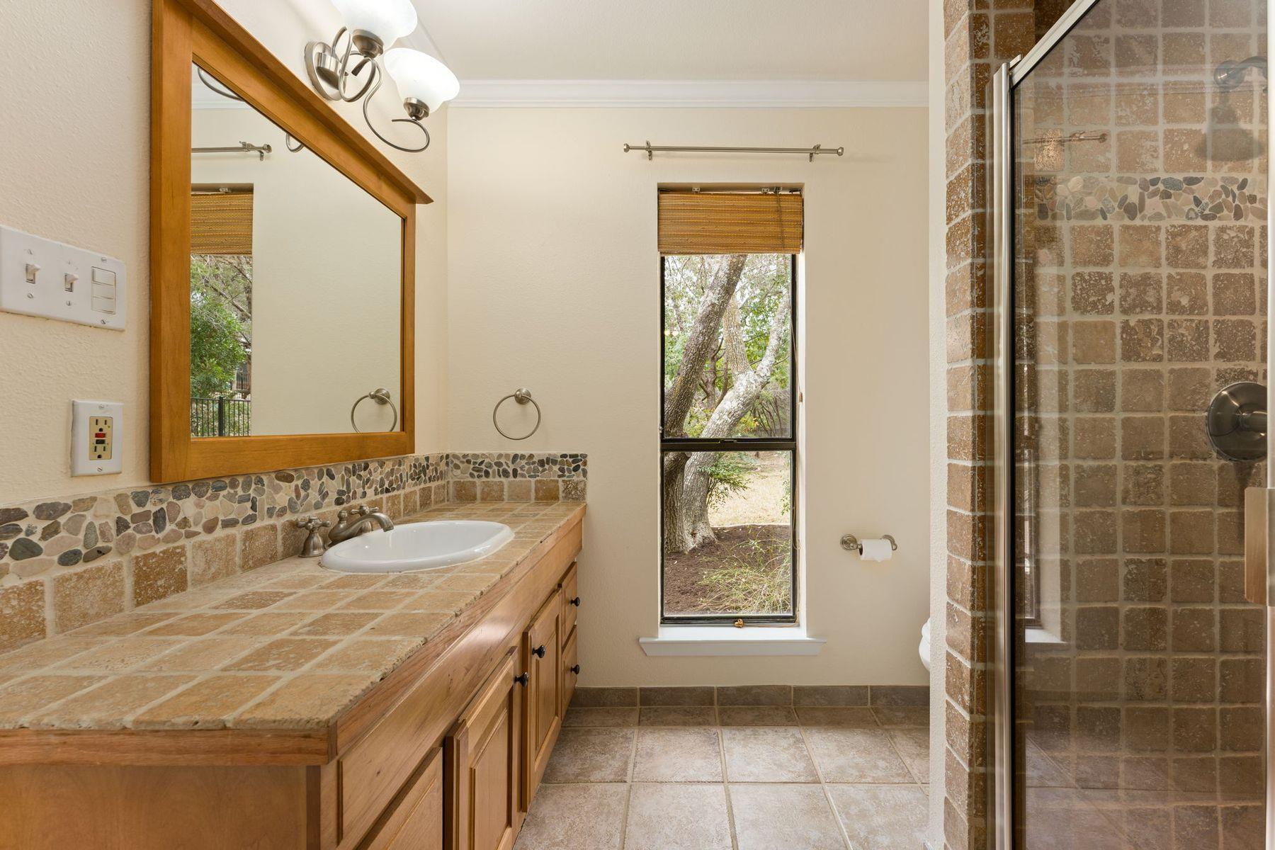 204 Los Altos Dr, Lakeway, TX 78734