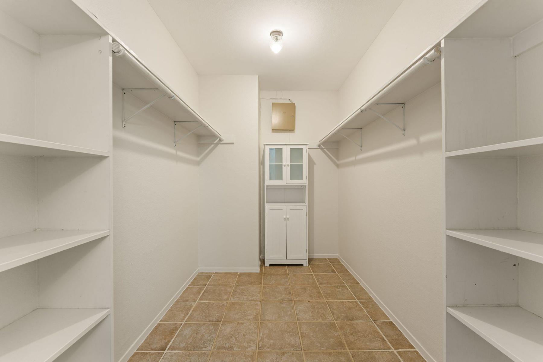 204 Los Altos Dr, Lakeway, TX 78734