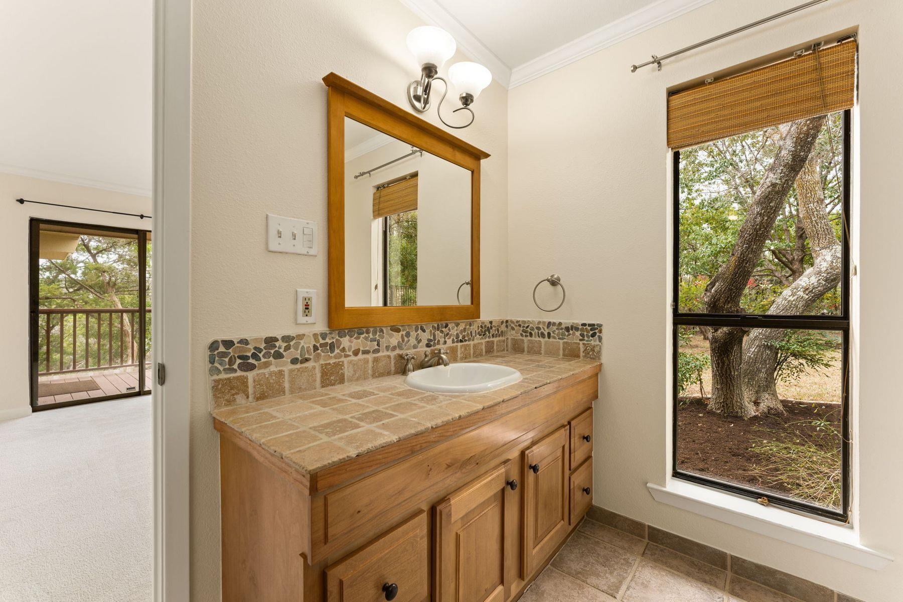 204 Los Altos Dr, Lakeway, TX 78734