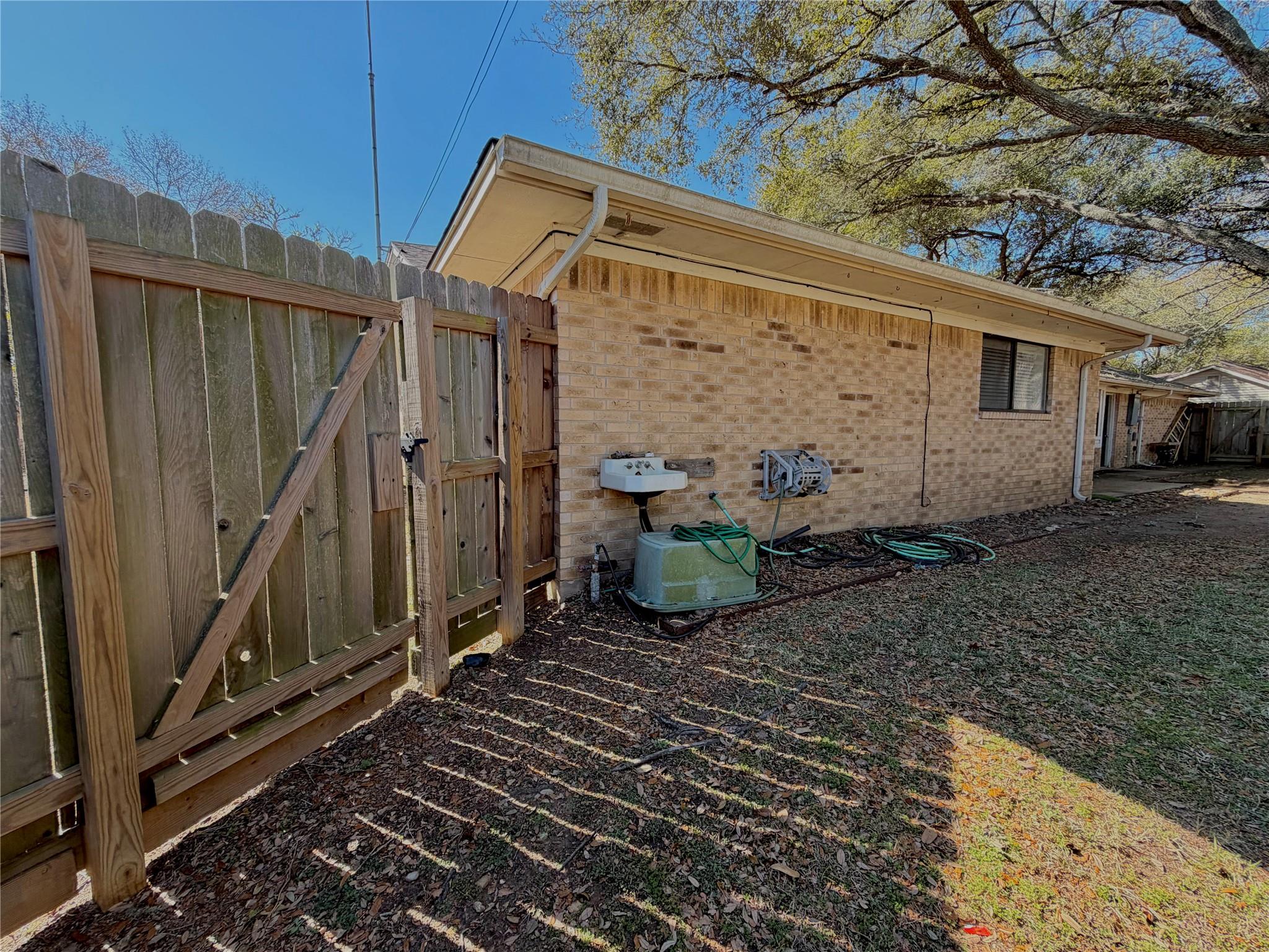 1203 Hollis Dr, Brenham, TX 77833