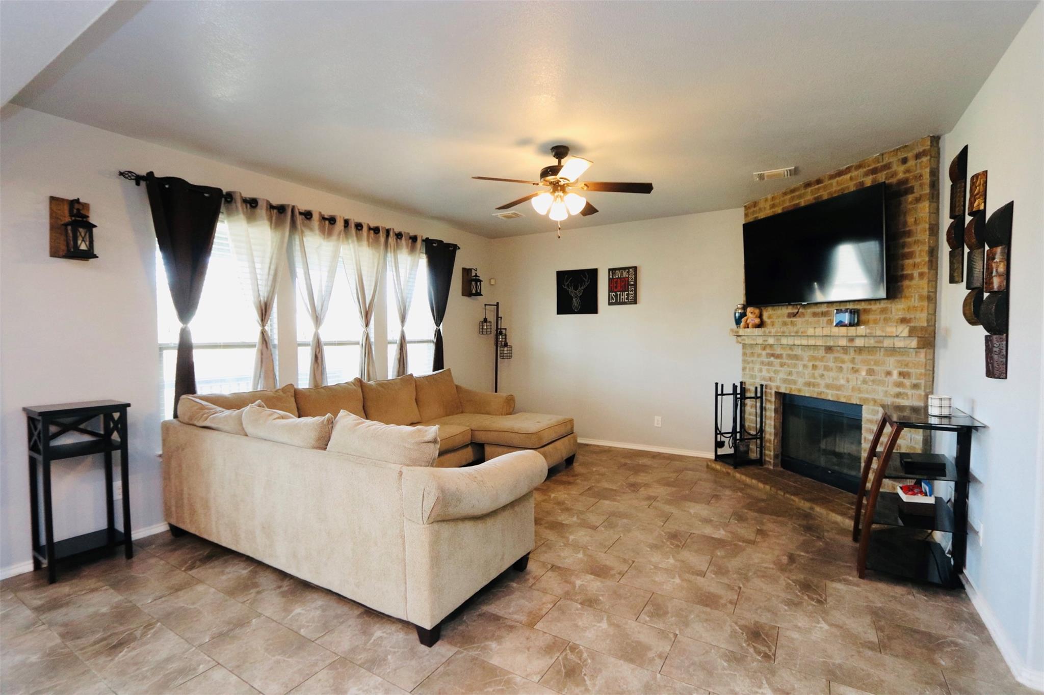 1712 Uhland Dr, Leander, TX 78641