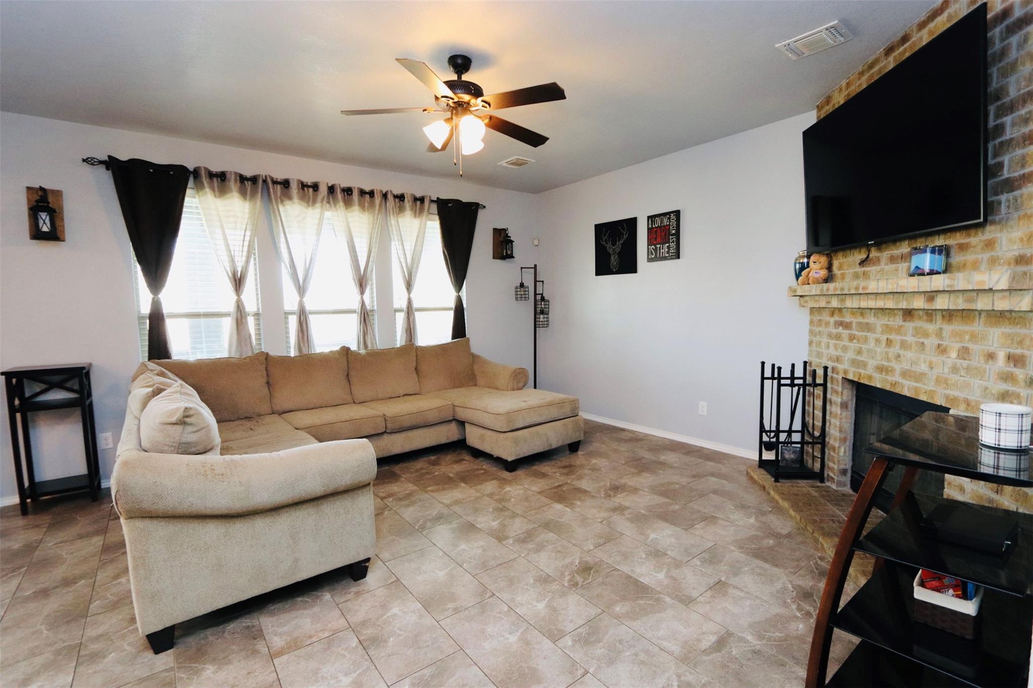 1712 Uhland Dr, Leander, TX 78641