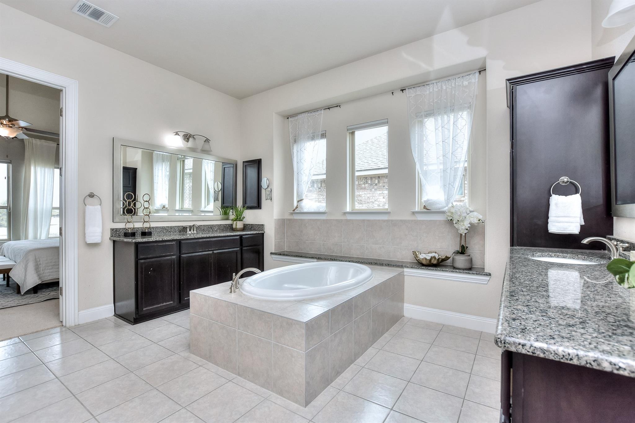 921 Wolcott Dr, Leander, TX 78641