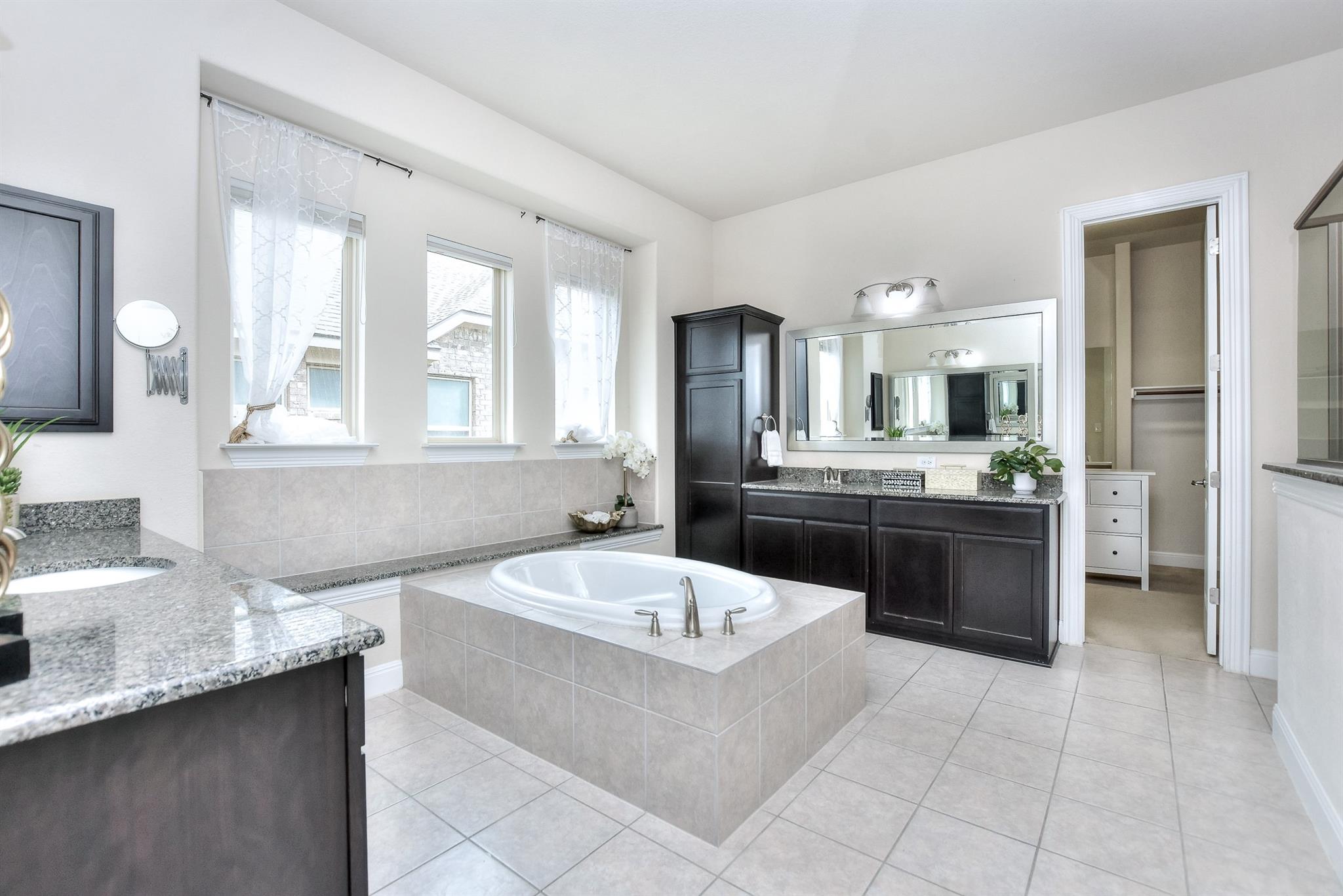 921 Wolcott Dr, Leander, TX 78641