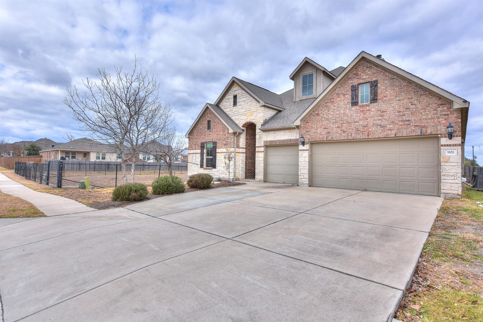 921 Wolcott Dr, Leander, TX 78641
