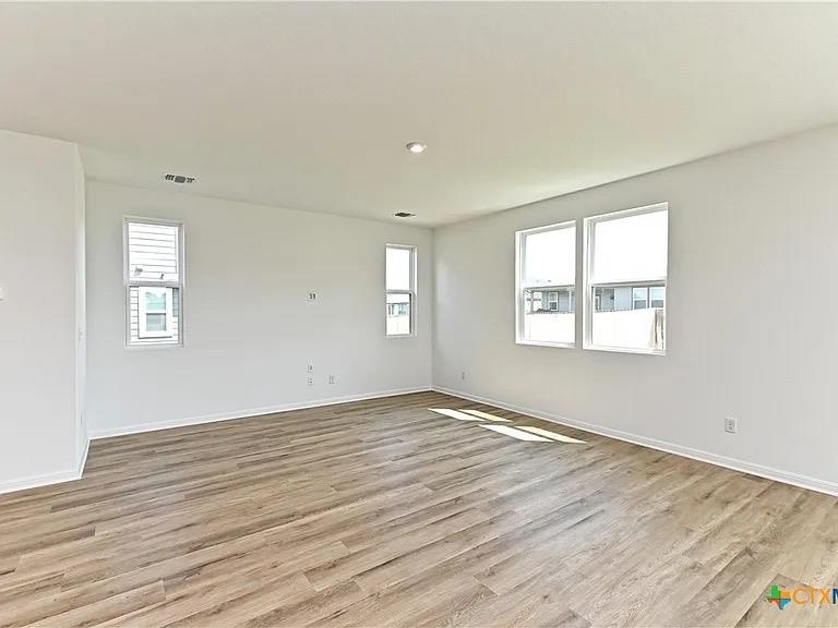 157 Seattle Slew Dr, Jarrell, TX 76537