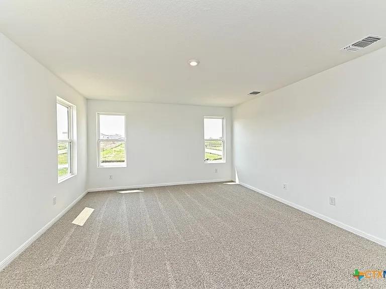 157 Seattle Slew Dr, Jarrell, TX 76537