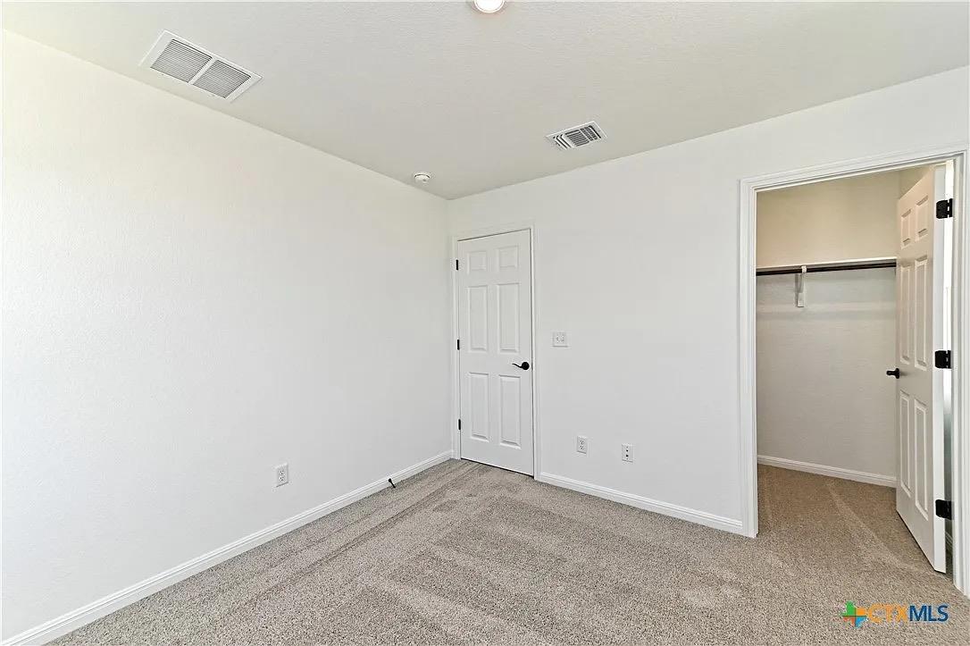 157 Seattle Slew Dr, Jarrell, TX 76537