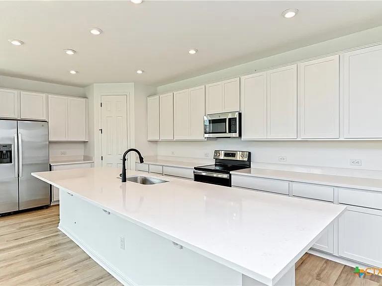 157 Seattle Slew Dr, Jarrell, TX 76537