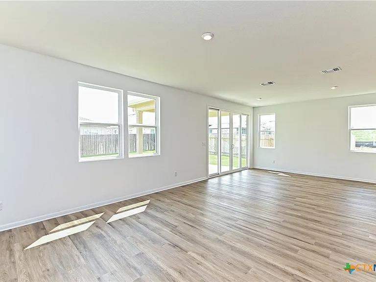 157 Seattle Slew Dr, Jarrell, TX 76537