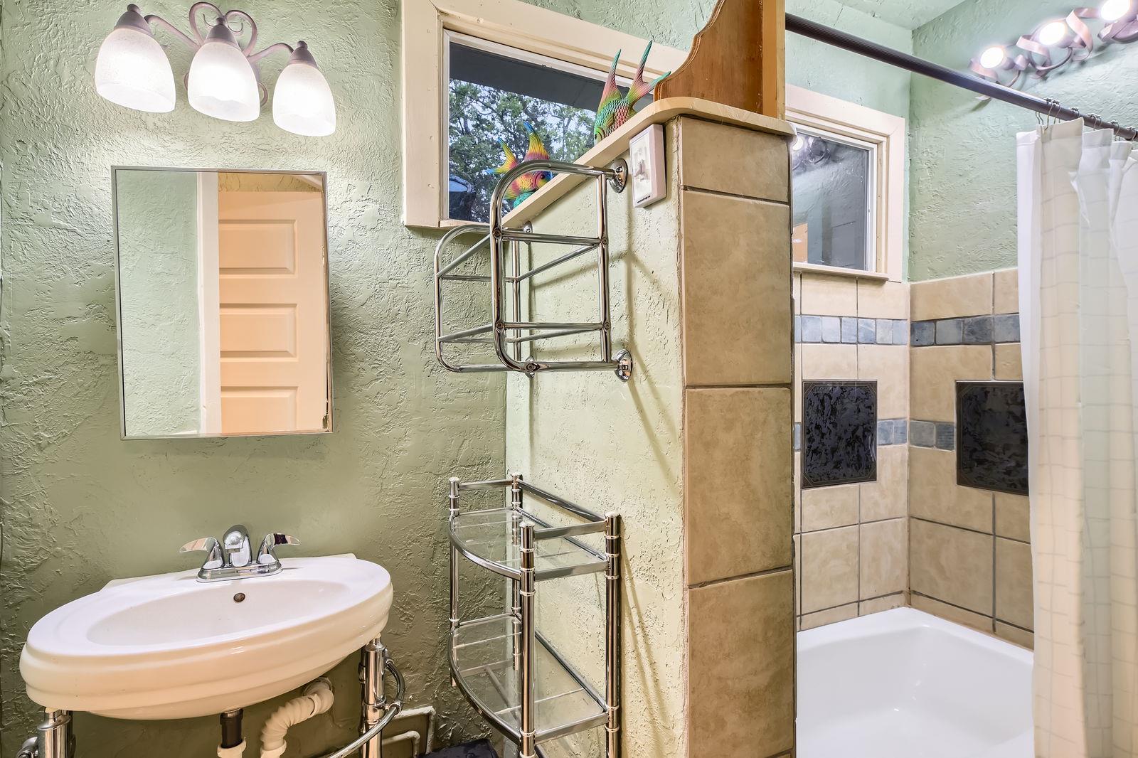 200 Woodlands Dr, Bastrop, TX 78602