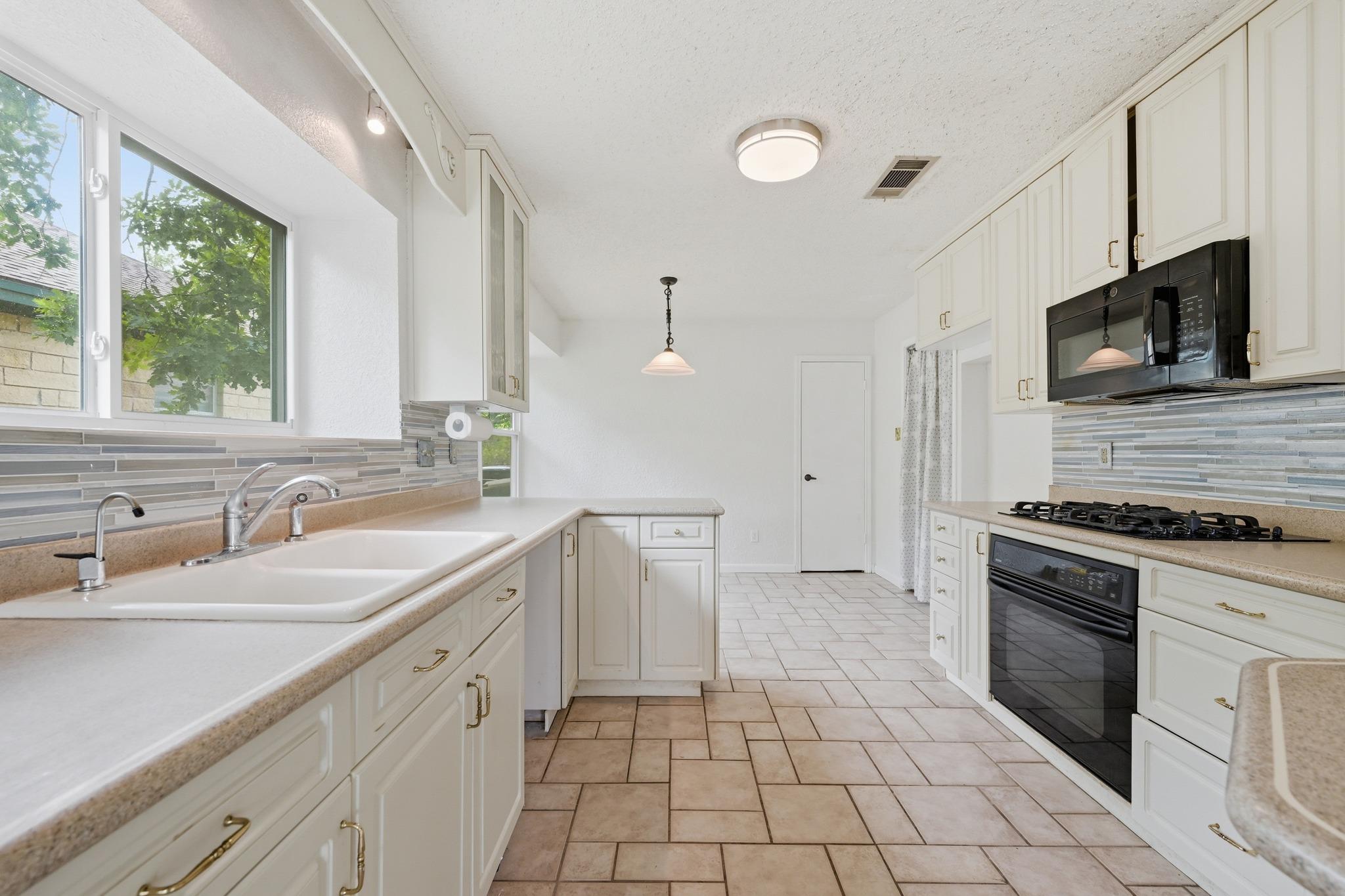 16415 Lone Wolf Dr, Leander, TX 78641