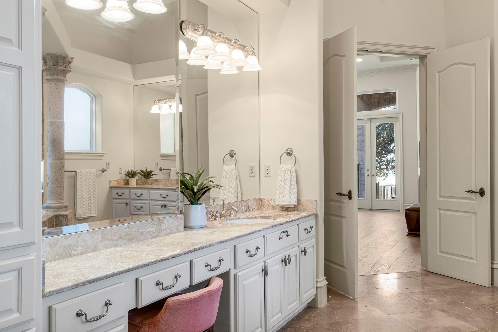 401 Brooks Hollow Rd, Lakeway, TX 78734