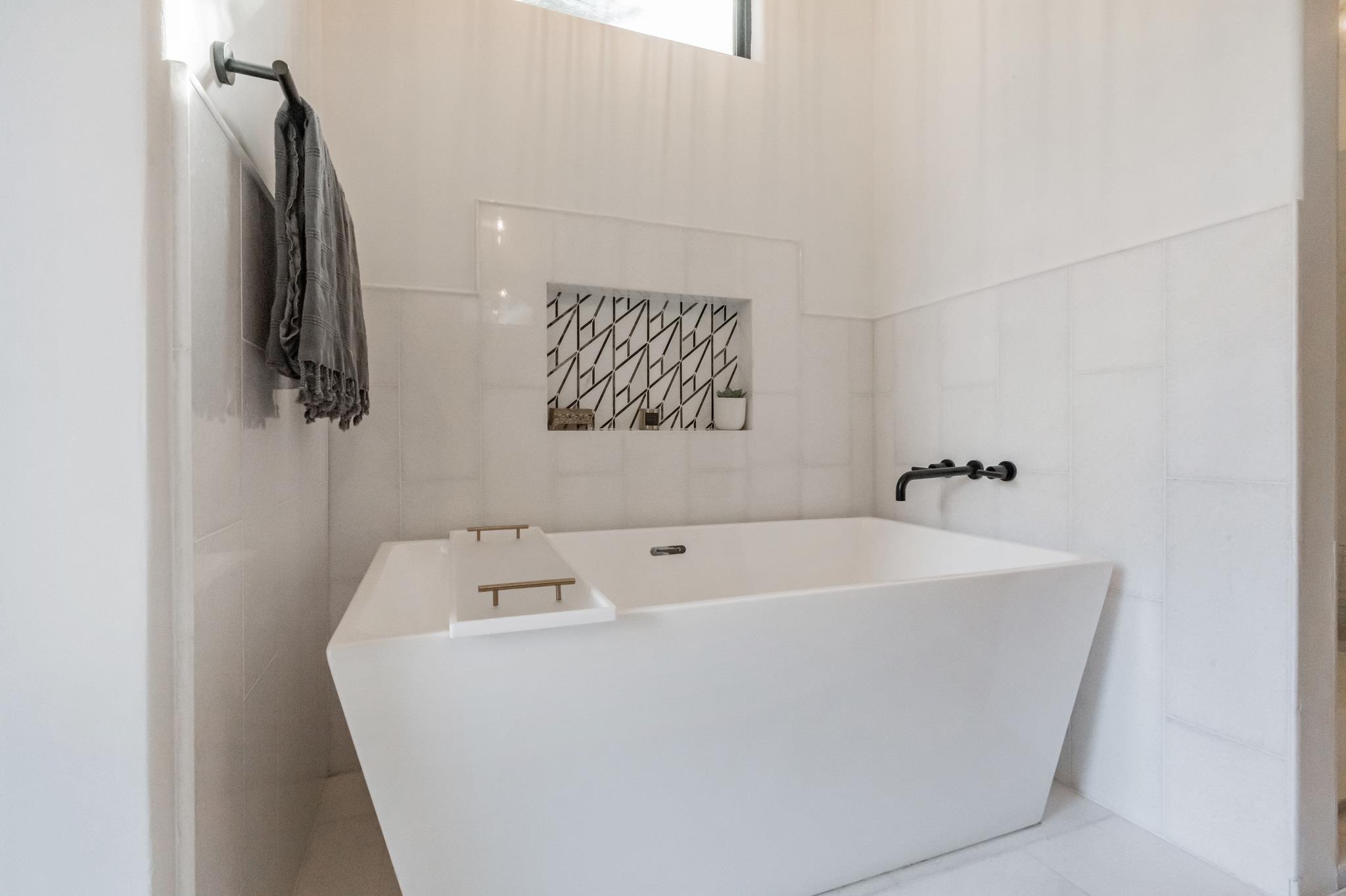 401 Rogart Dr, Spicewood, TX 78669