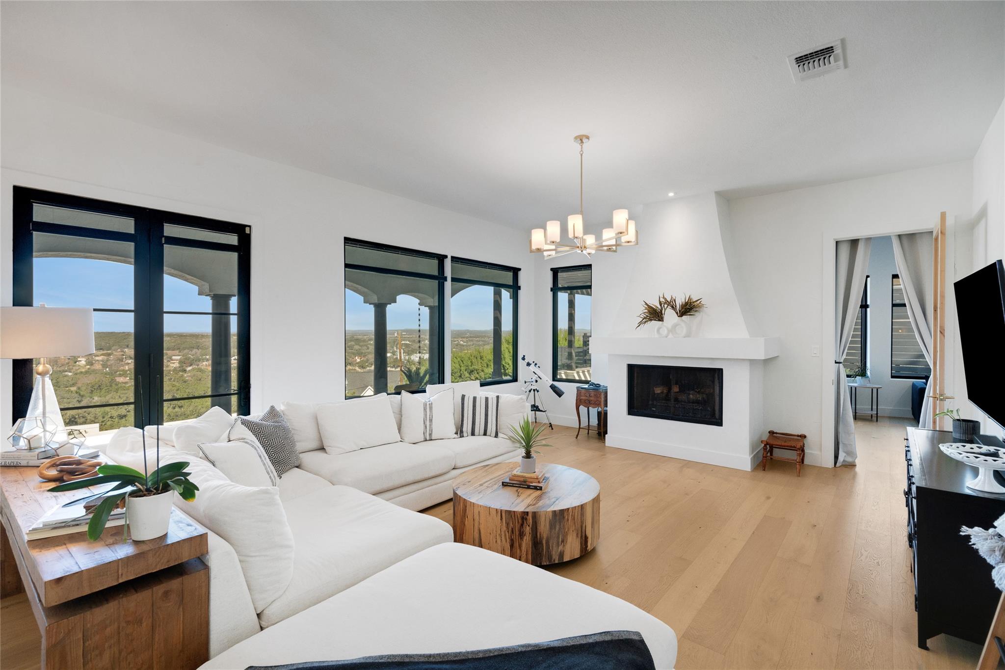 401 Rogart Dr, Spicewood, TX 78669