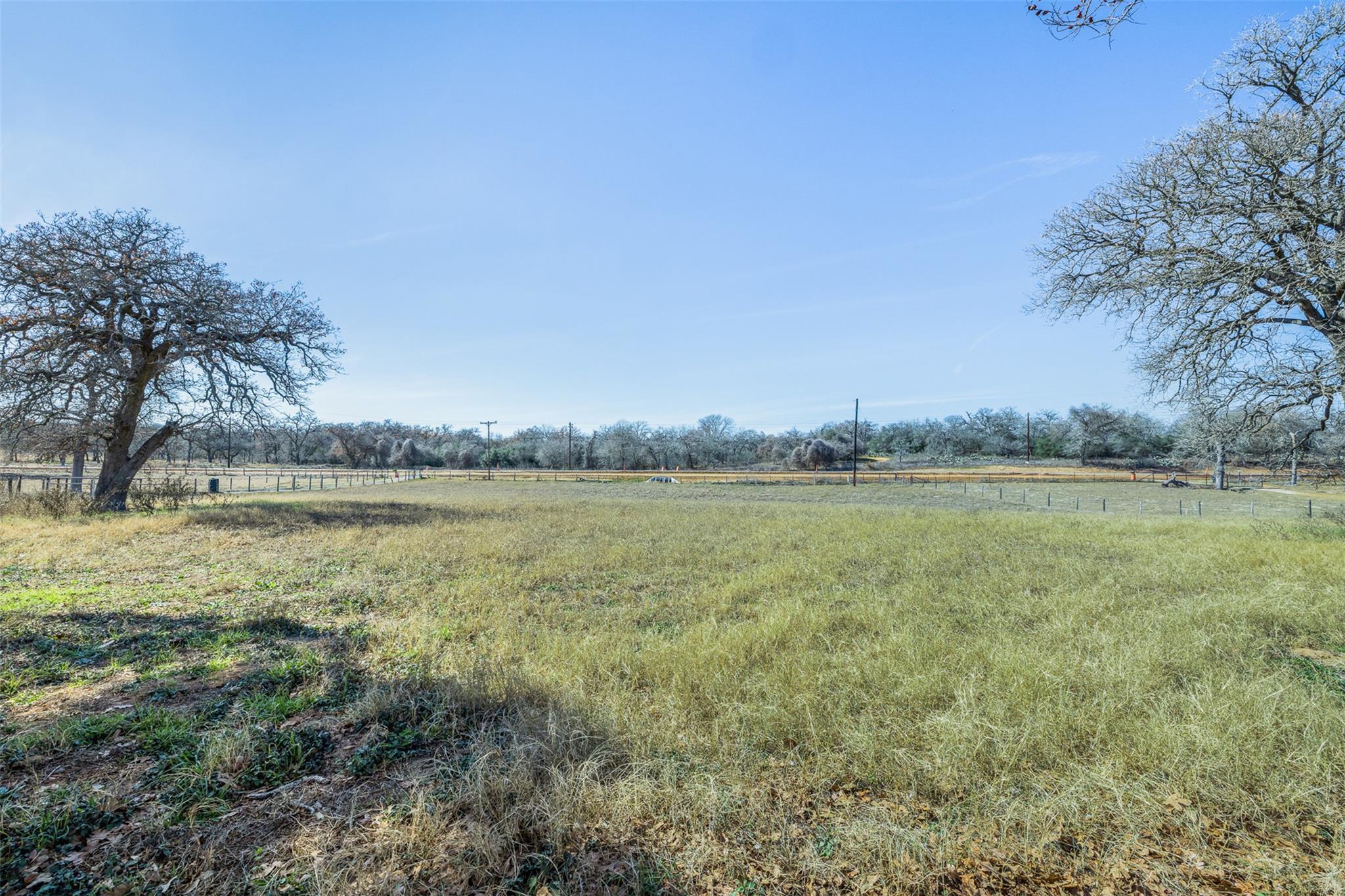 7393 N State Highway 80, Nixon, TX 78140
