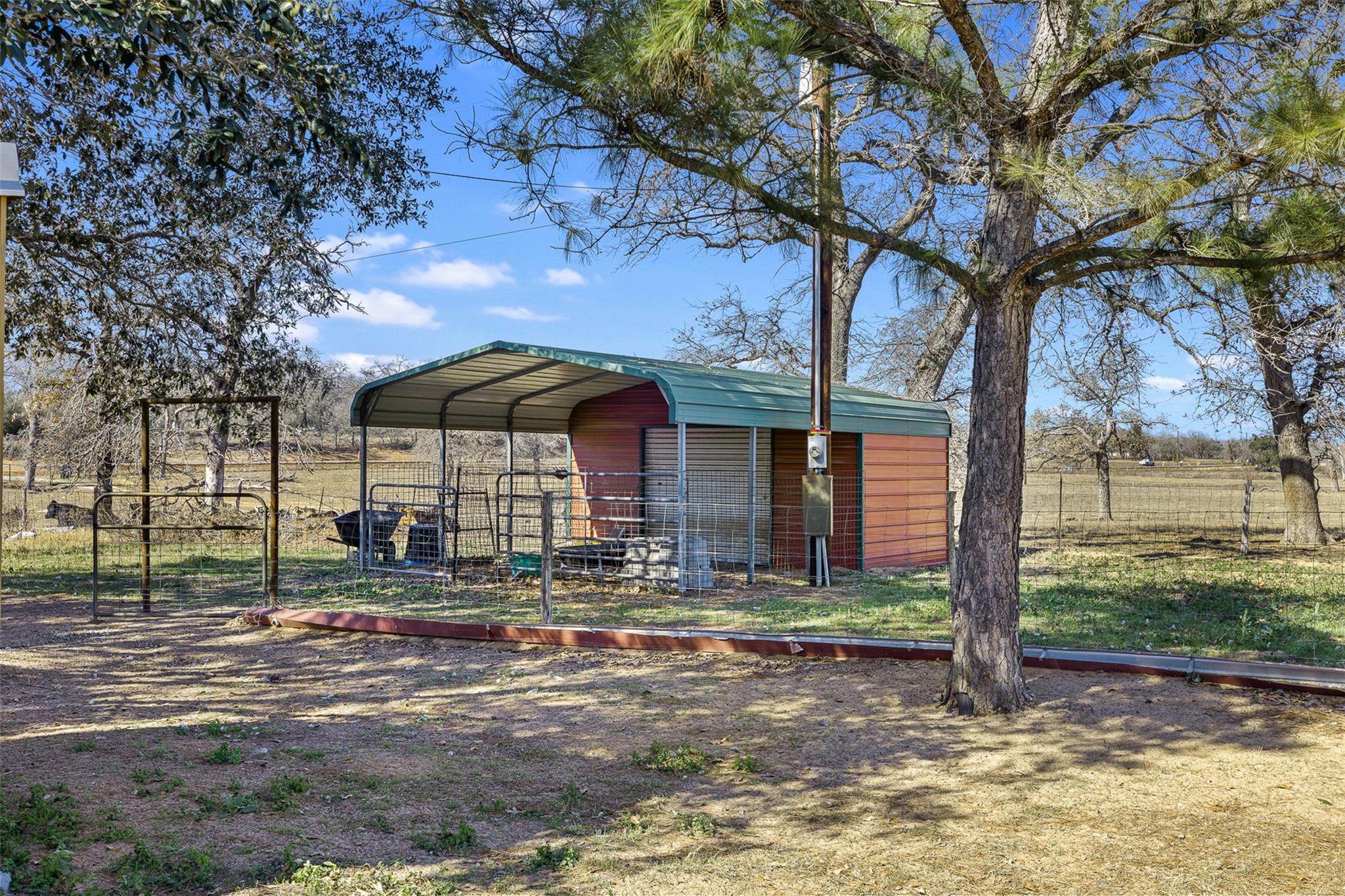 7393 N State Highway 80, Nixon, TX 78140