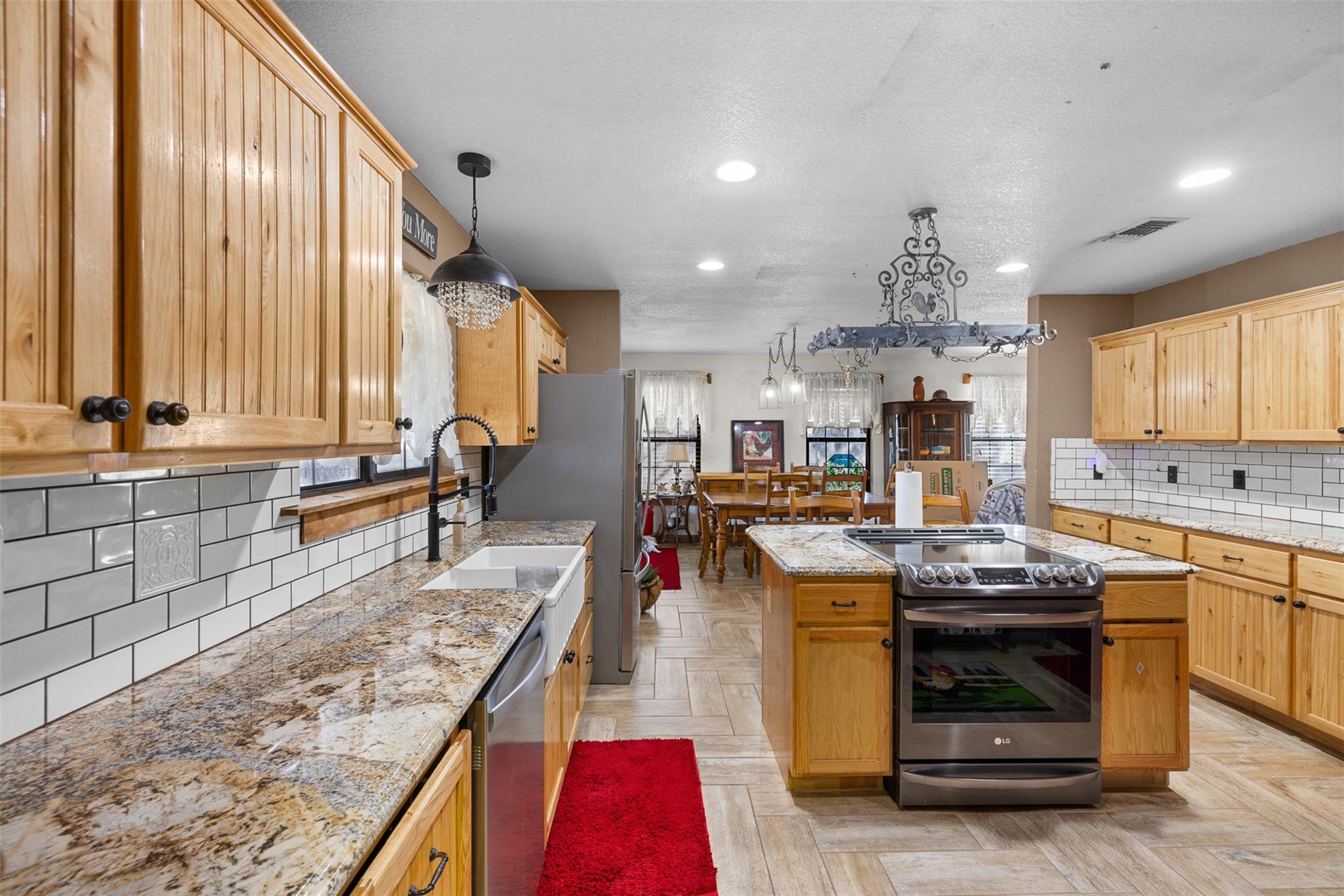 7393 N State Highway 80, Nixon, TX 78140