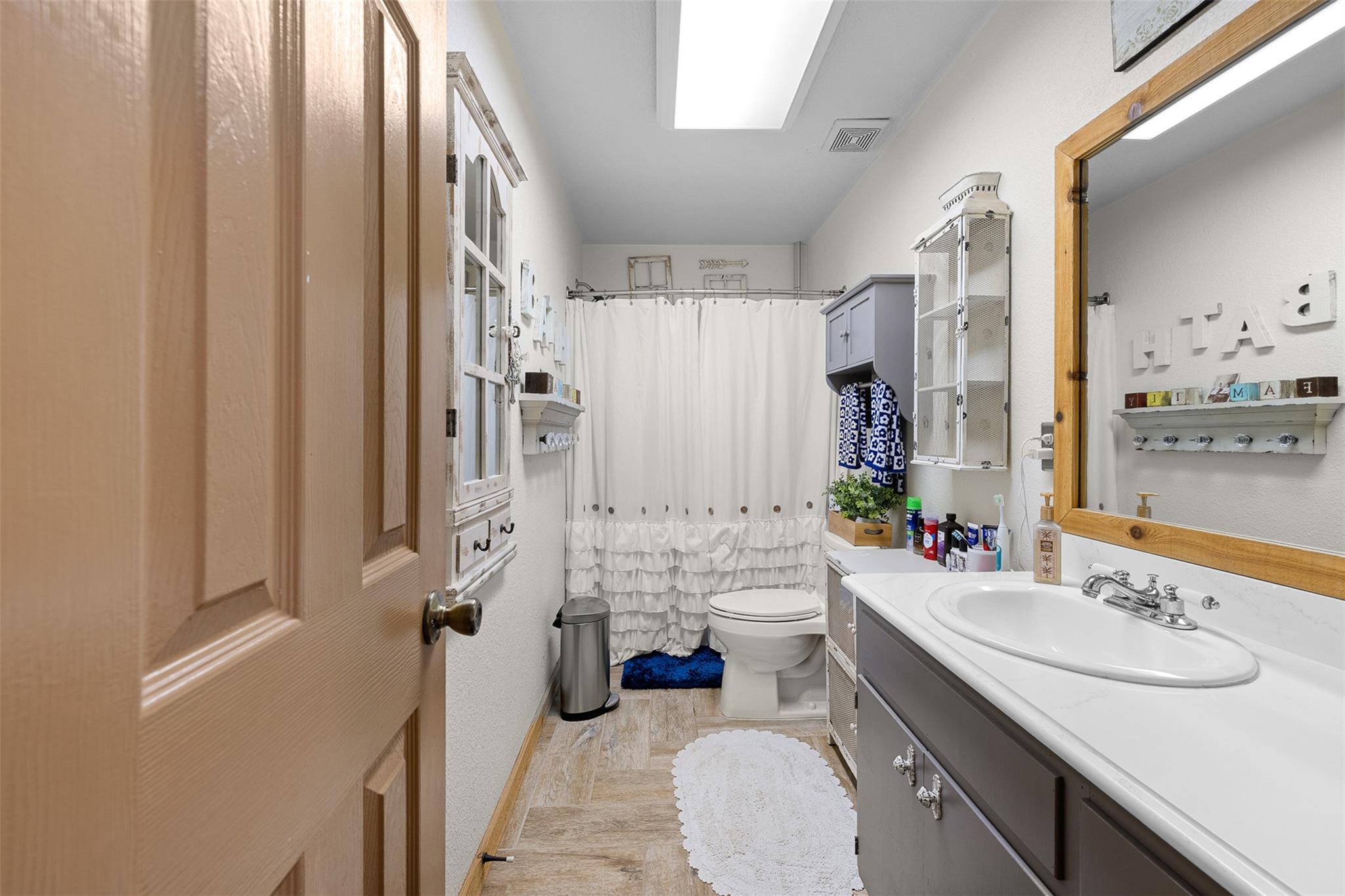 7393 N State Highway 80, Nixon, TX 78140