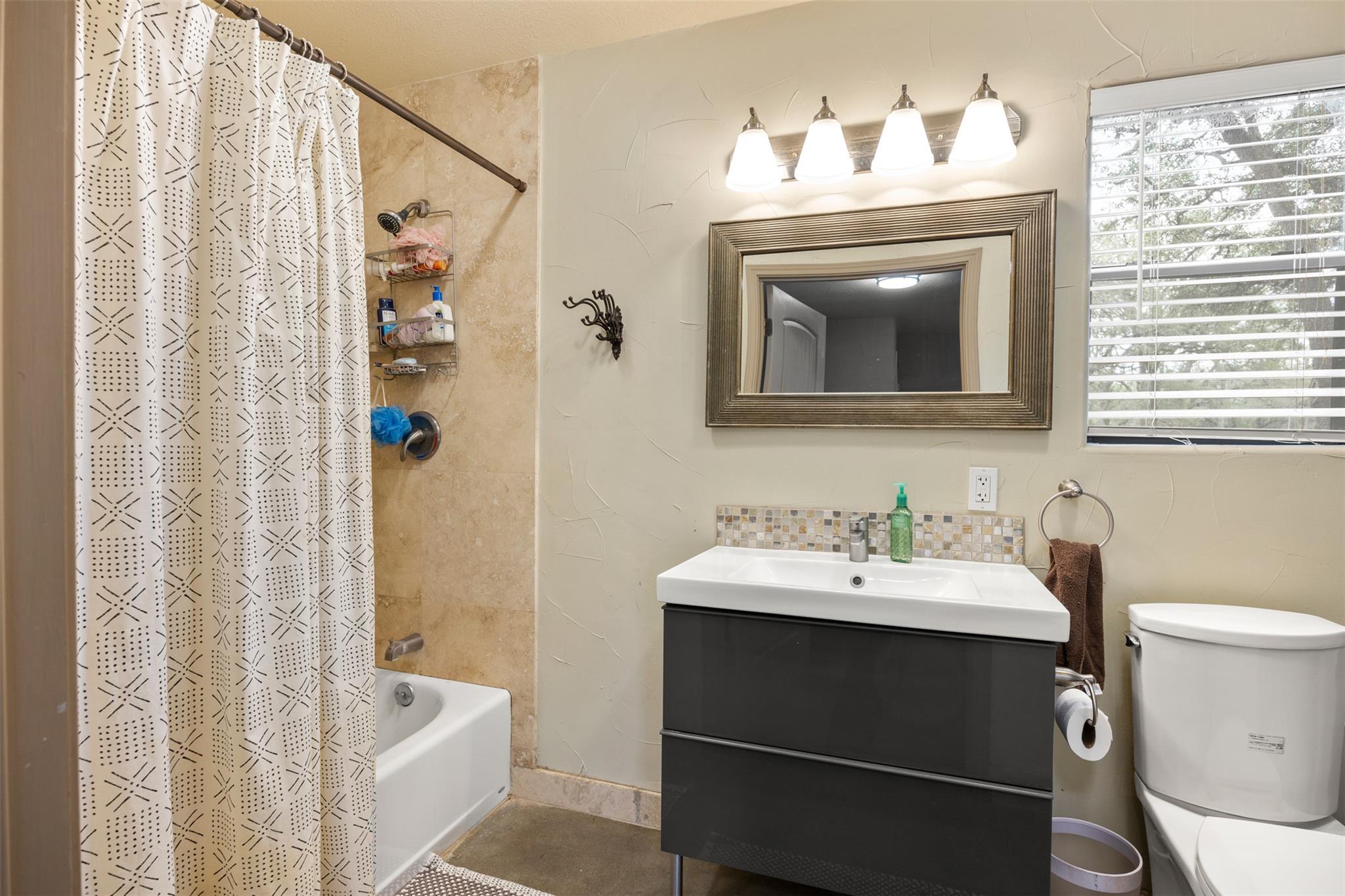 301 Green Acres Dr, Wimberley, TX 78676