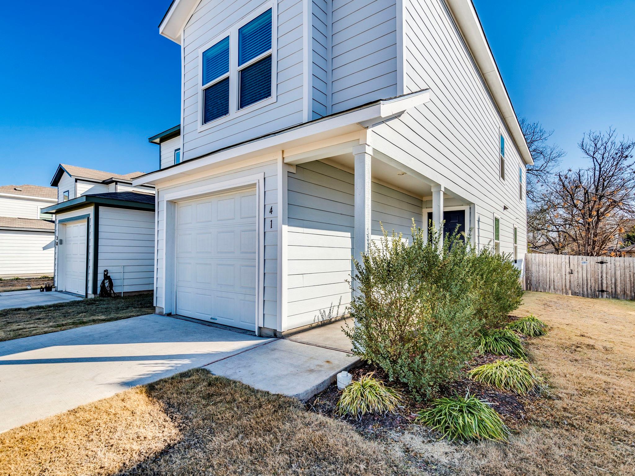 41 Trinity Cir, Lockhart, TX 78644