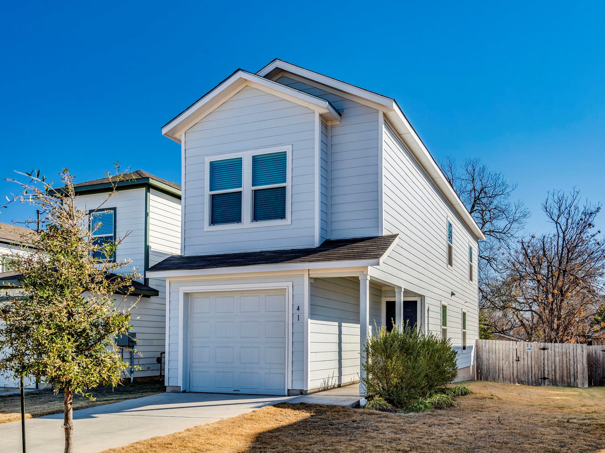 41 Trinity Cir, Lockhart, TX 78644