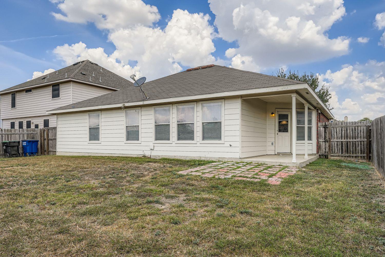 302 Floating Leaf Dr, Hutto, TX 78634