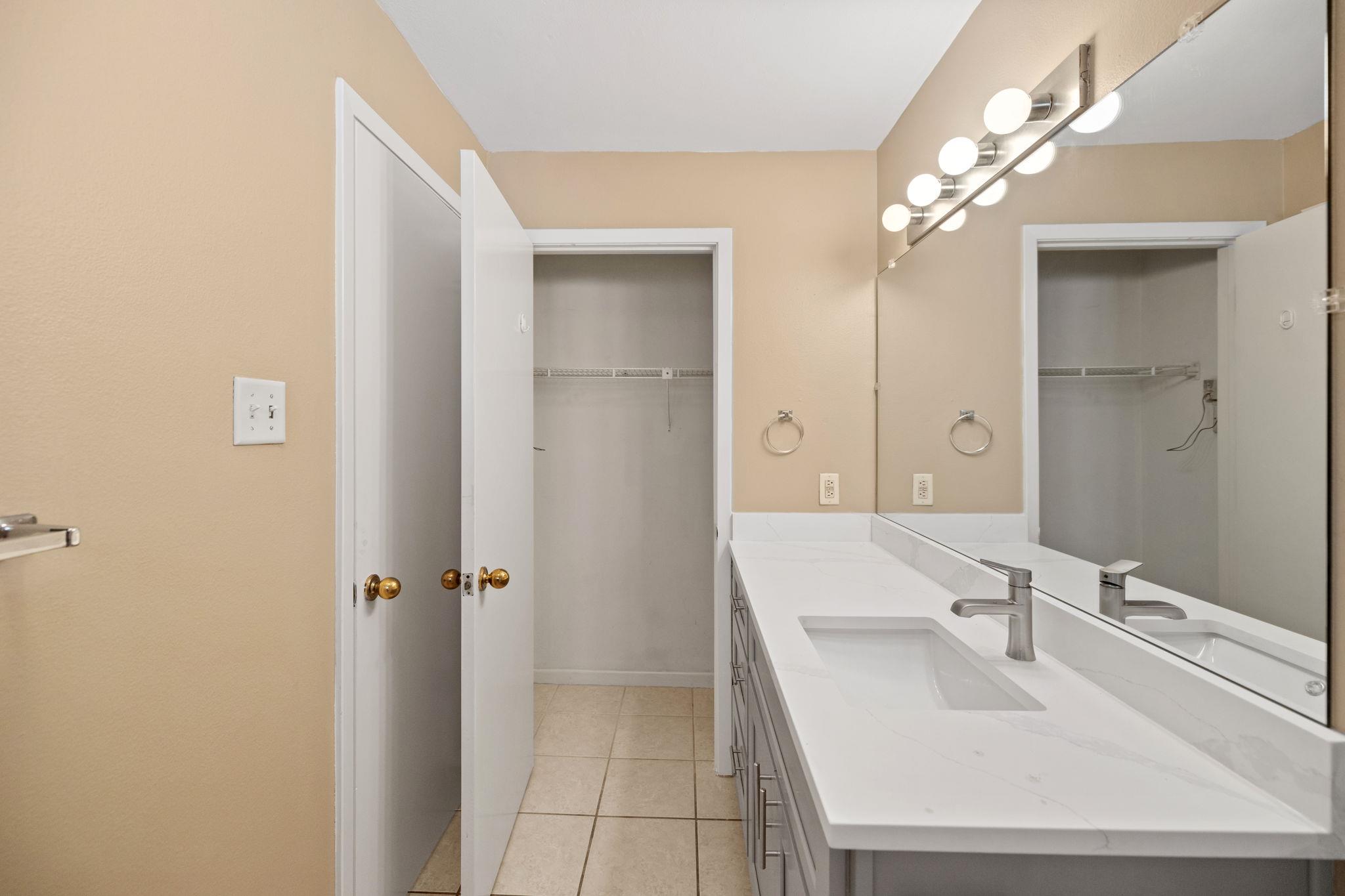 712 GRAHAM Pl # 302, Austin, TX 78705