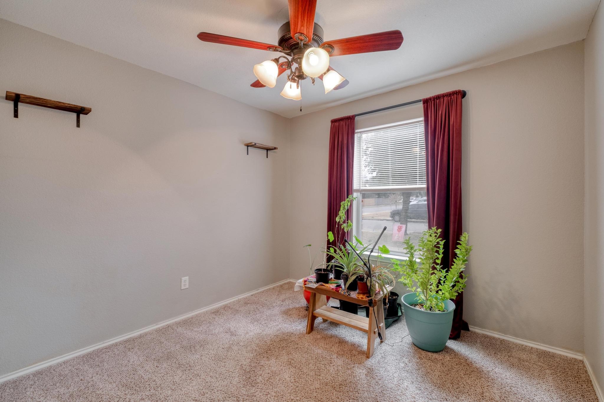 4302 Kings Canyon Dr, Taylor, TX 76574