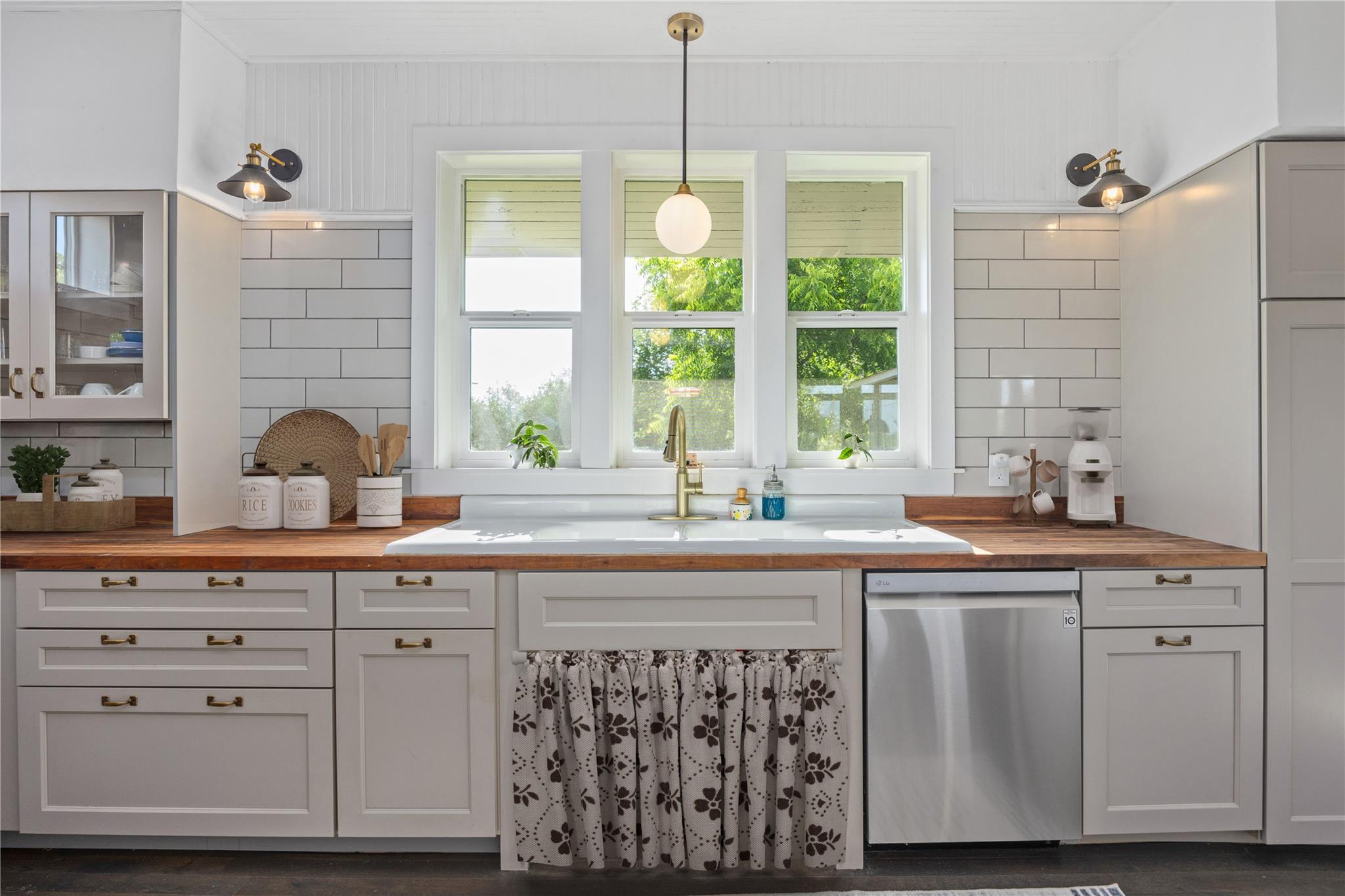 684 Stoneleigh Rd, Center Point, TX 78010