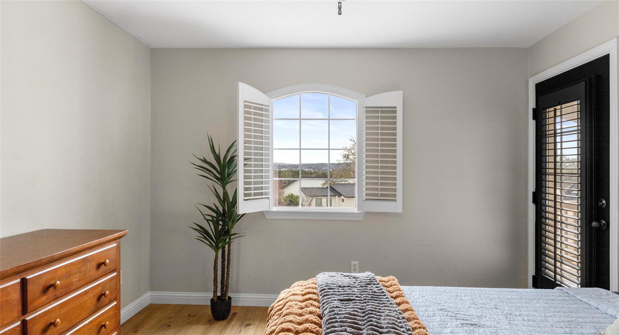 18702 Venture Dr, Point Venture, TX 78645