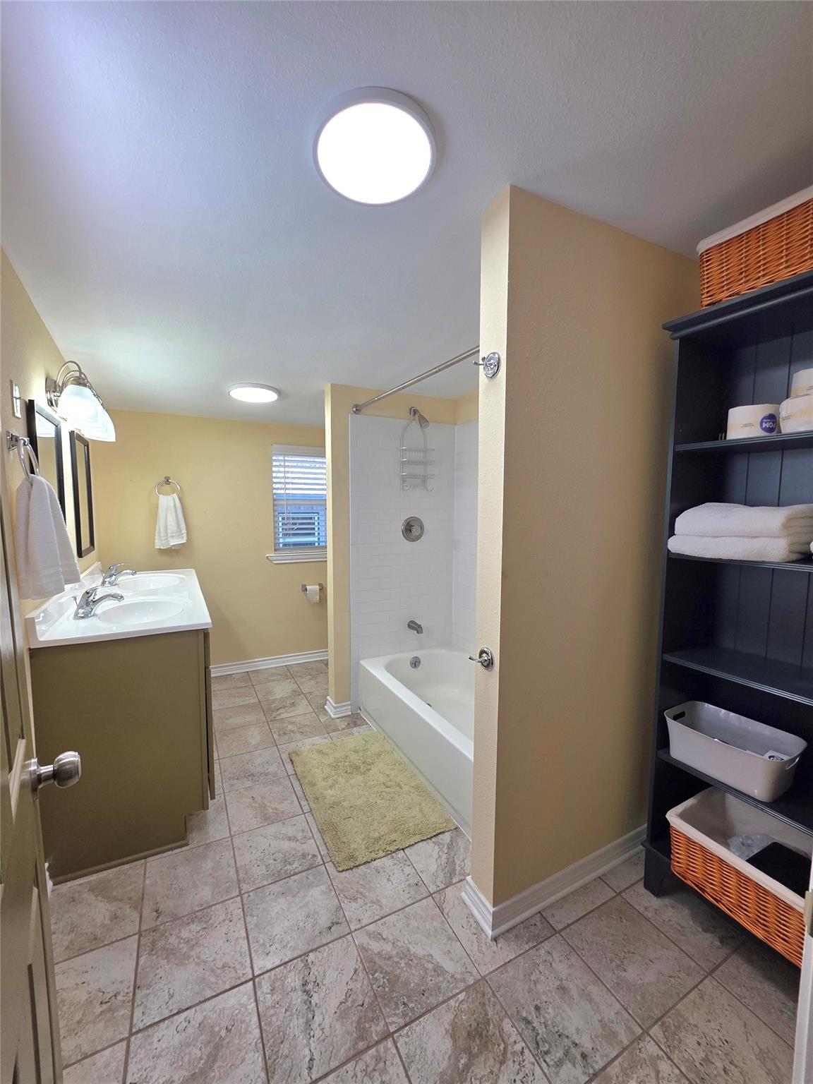 415 N Main St, Rockdale, TX 76567