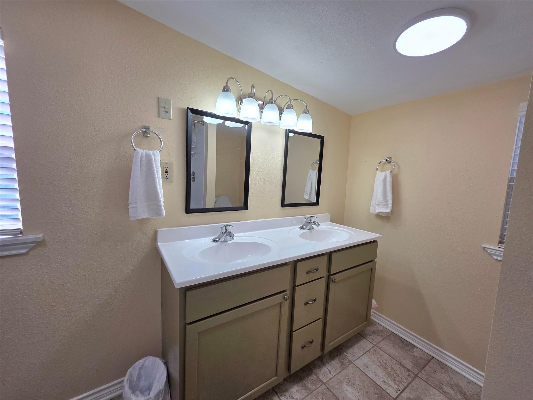 415 N Main St, Rockdale, TX 76567