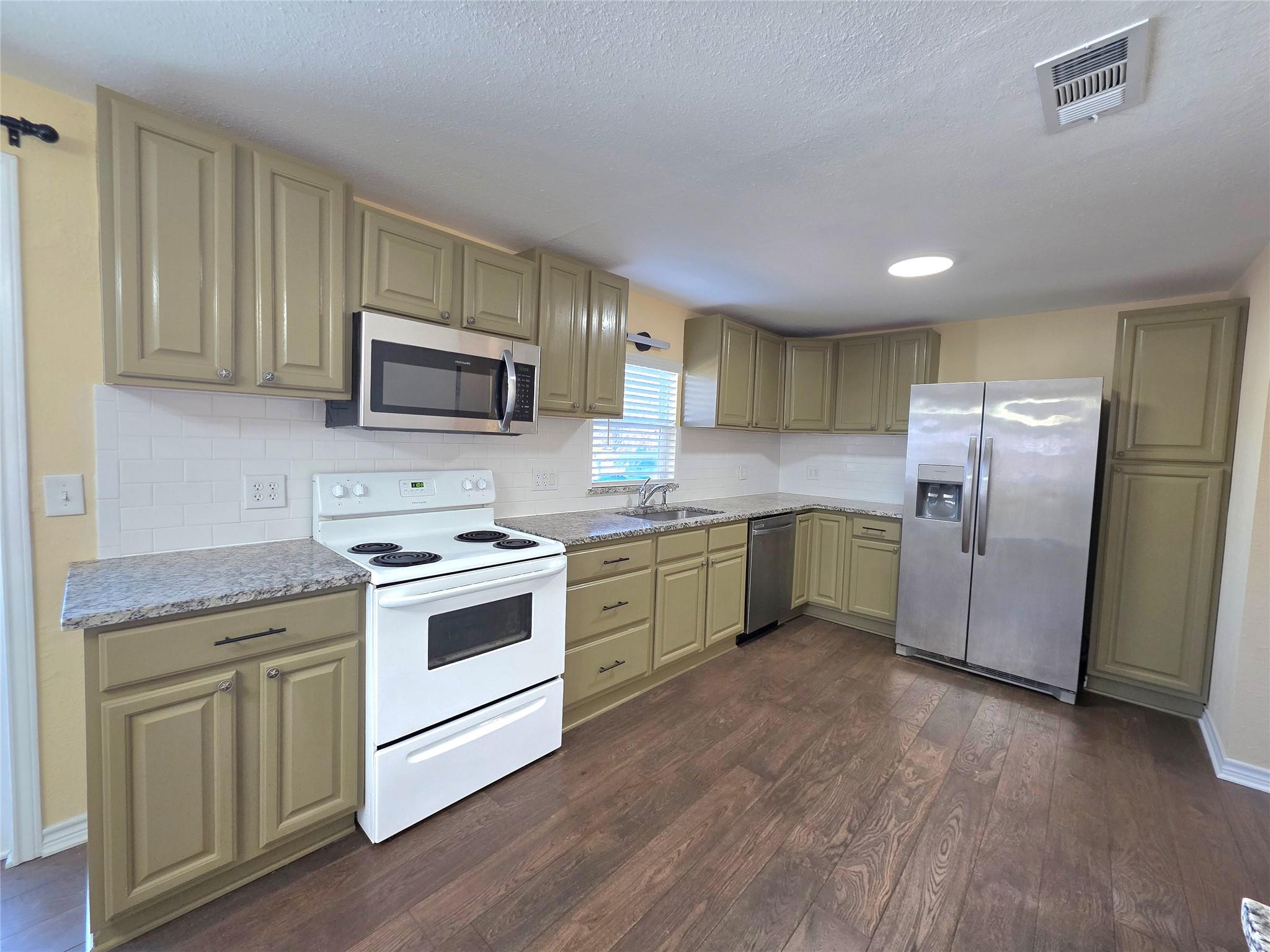 415 N Main St, Rockdale, TX 76567